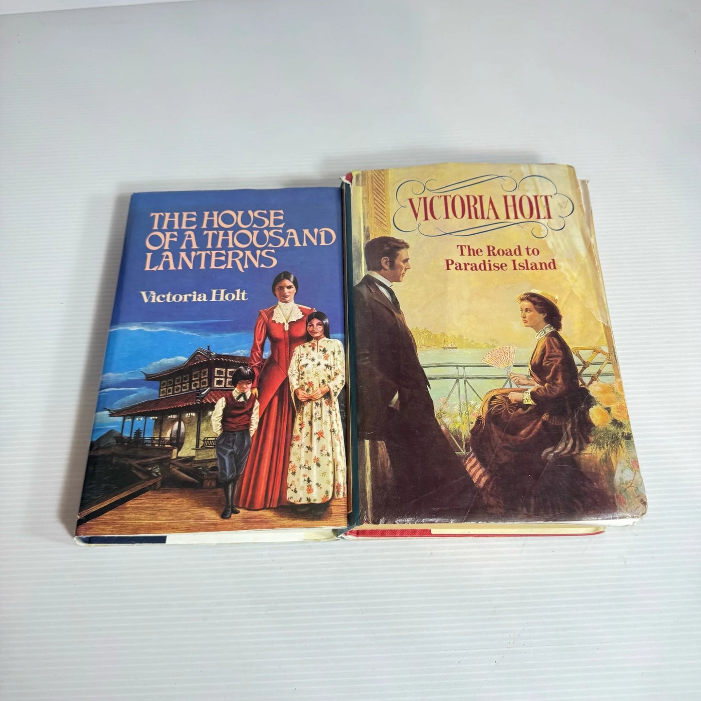 Victoria Holt Book Bundle x 2 : The House of a Thousand Lanterns & The Road to Paradise Island (Vintage 1974 & 1985) (2277)