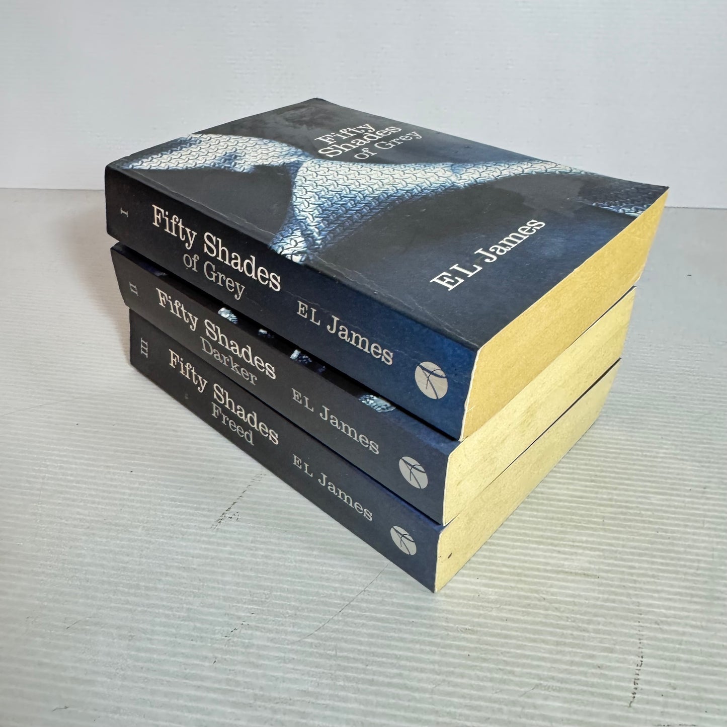 Fifty Shades of Grey Book Bundle x 3 : Fifty Shades of Grey, Darker, Freed - E L James (2993)