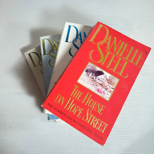 Danielle Steel Book Bundle x 4 : The Wedding, Vanished, The House of Hope Street, Wings (2844)