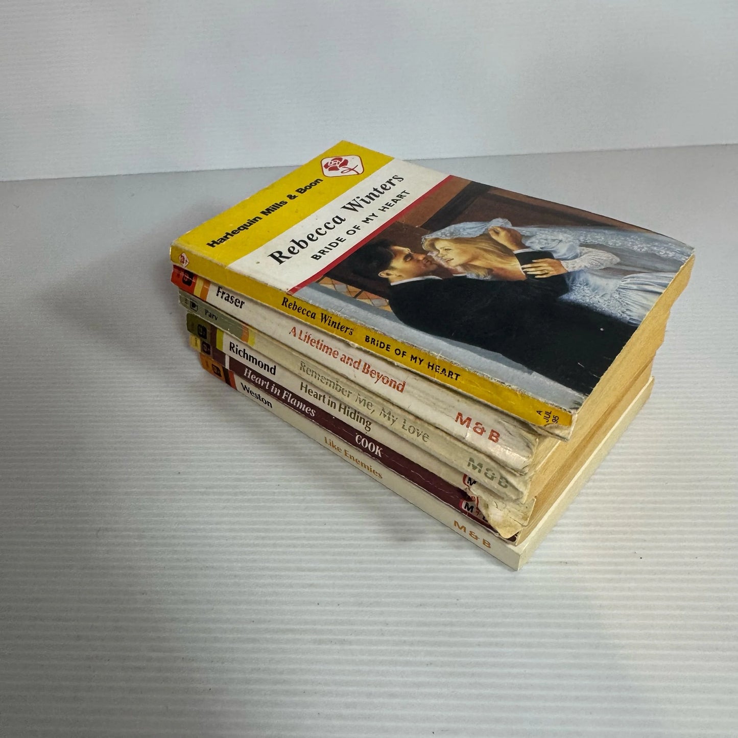 Mills & Boons Vintage Book Bundle x 6 Books (2328)