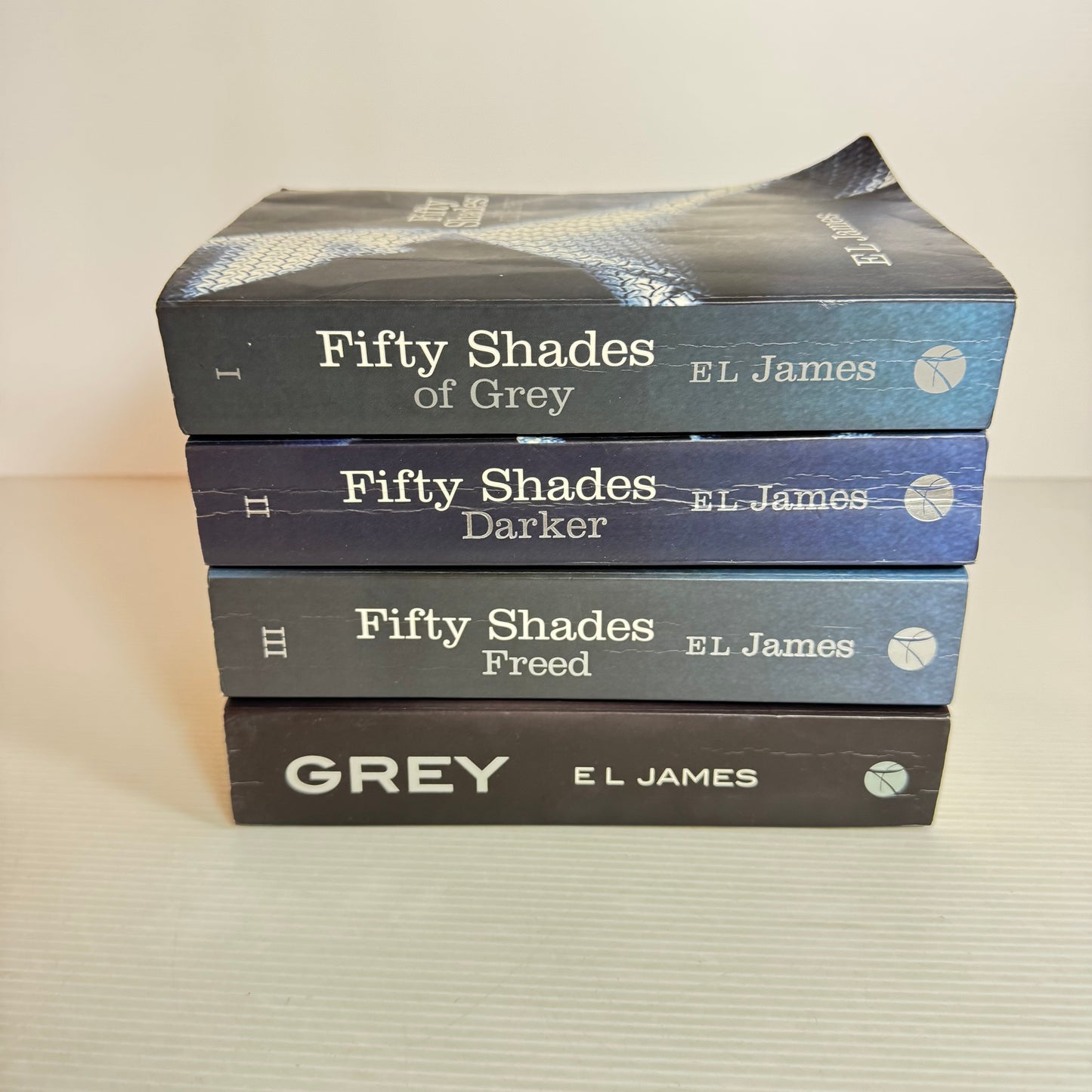 Fifty Shades of Grey Book Bundle x 4 books : Fifty Shades of Grey, Darker, Freed & Grey (2483)