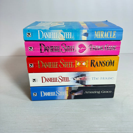 Danielle Steel Small Paperback Book Bundle x 5 : Amazing Grace, Ransom, The House, Dating Game, Miracle (2846)