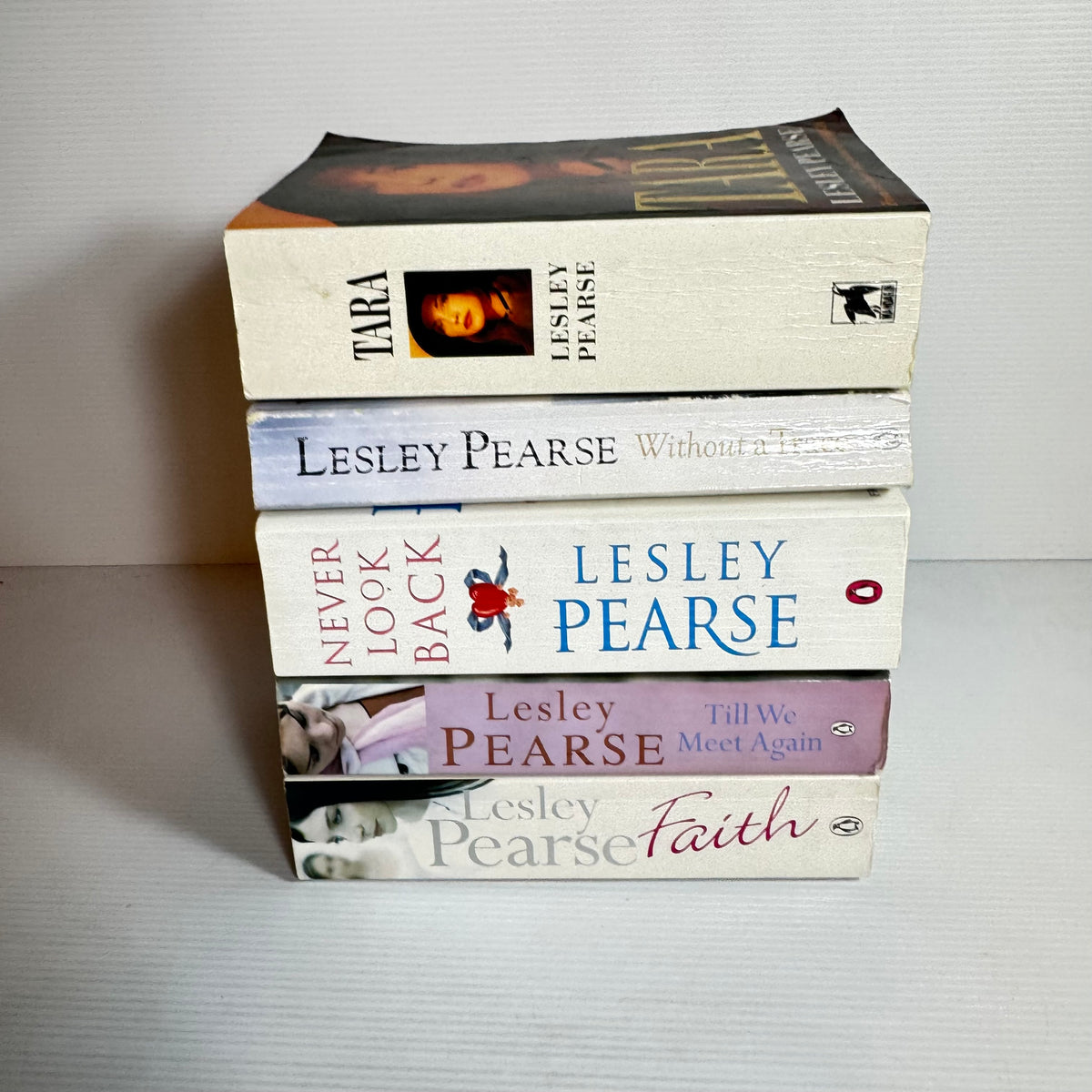 Lesley Pearse Book Bundle x 5 : Without A Trace, Till We Meet Again, Never Look Back, Faith, Tara (3379)