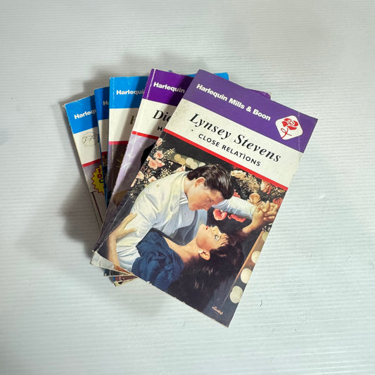 Mills & Boon Vintage Book Bundle x 5 Books (2411)