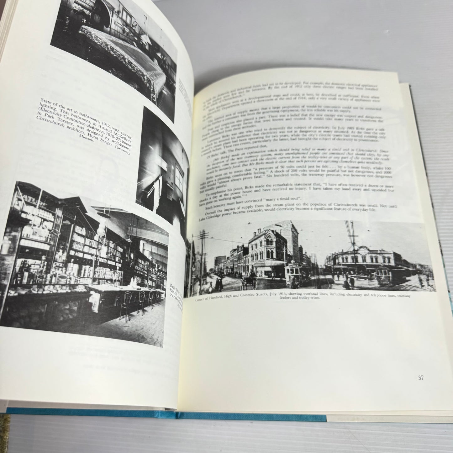 Christchurch City Book Bundle x 2 Books : Buildings &amp; Bridges of Christchurch New Zealand (Vintage 1981 First Edition) - Gwenda Turner &amp; Christchurch : A City of Light - Mark Alexander (Vintage 1990)(2811)