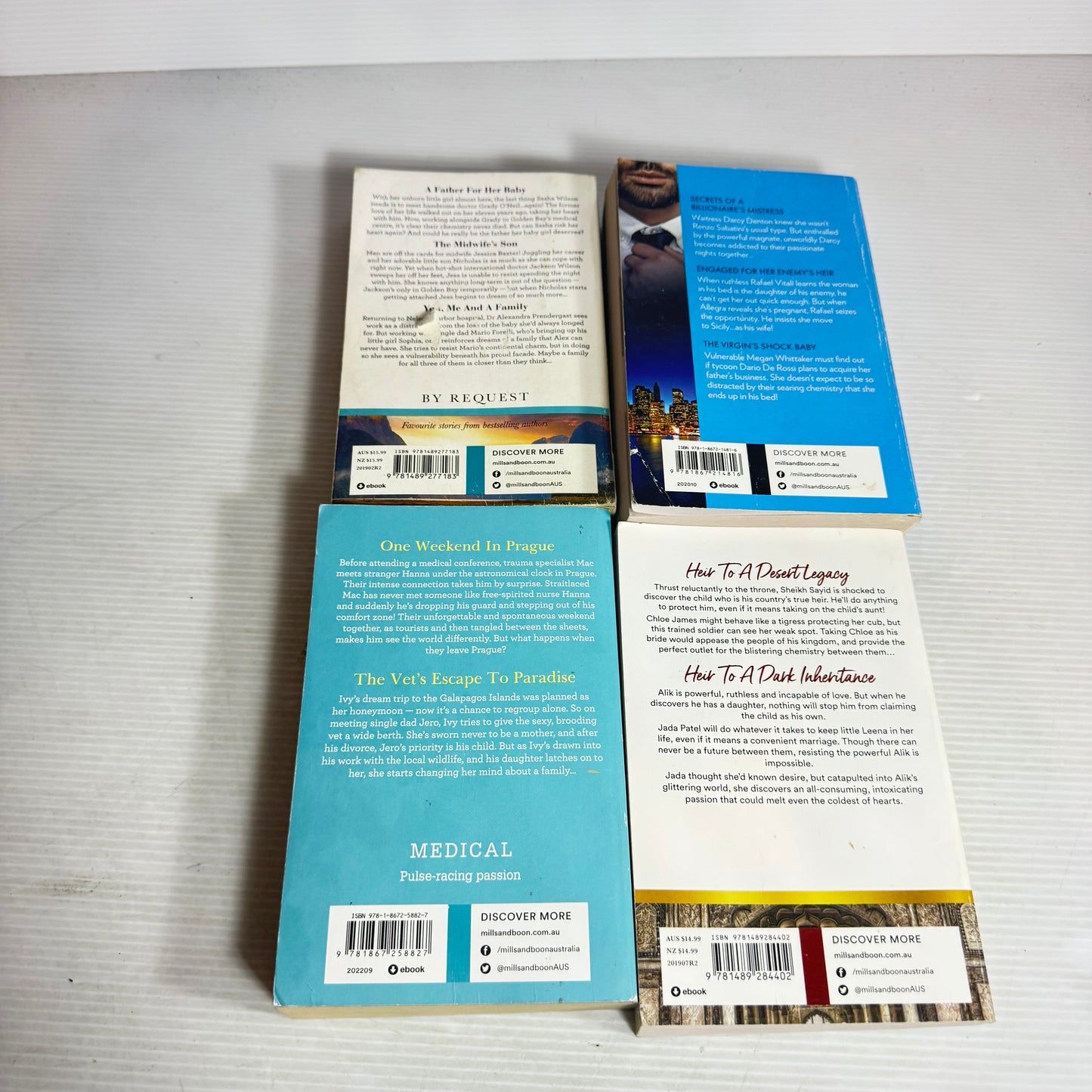 Mills & Boon Mixed Book Bundle x 4 Books 10 Stories (3015)
