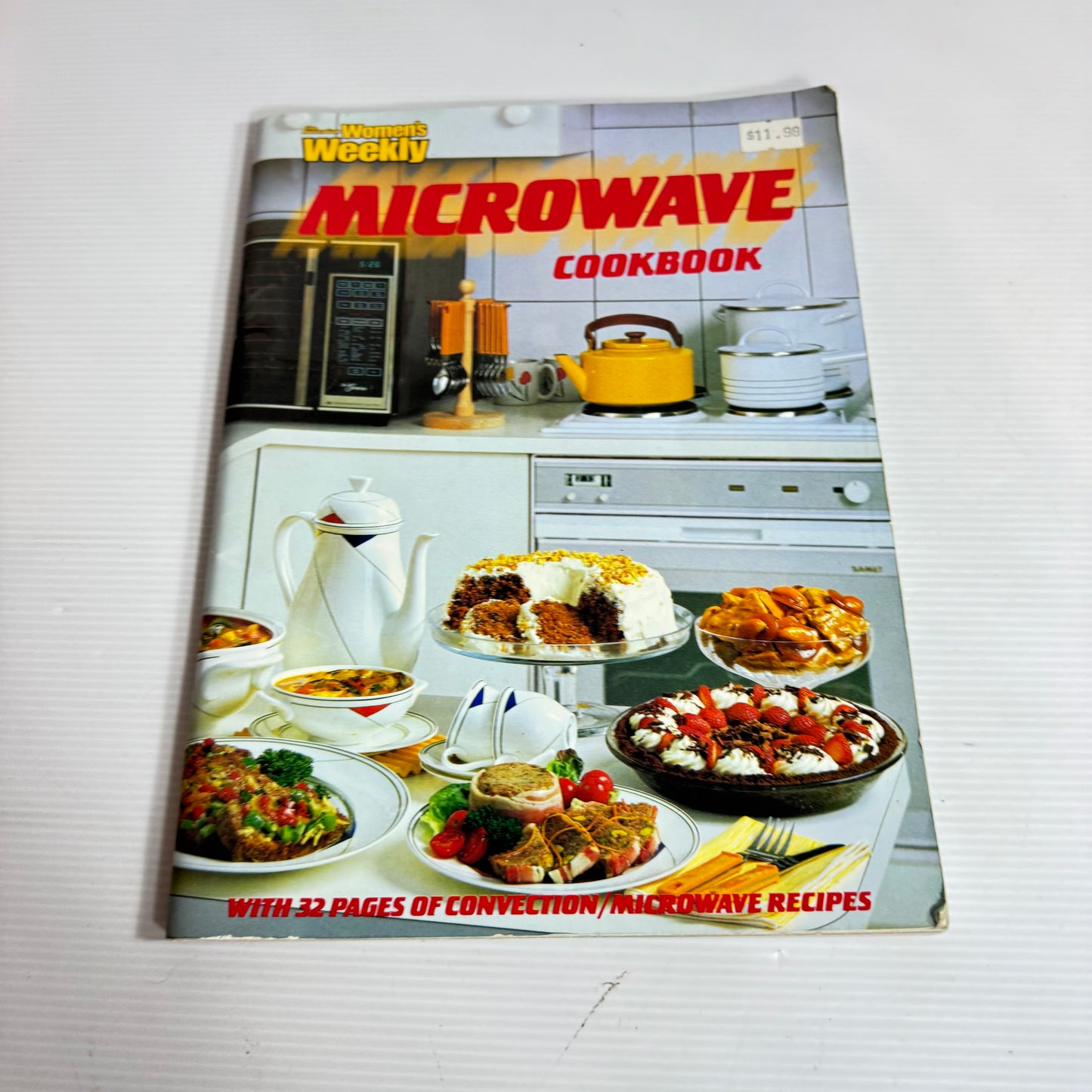 Microwave Cookbook Bundle x 2 : The New Zealand Microwave Cookbook - Jan Bilton & the Australian Women's Weekly Microwave Cookbook (Vintage 1980's)(3321)