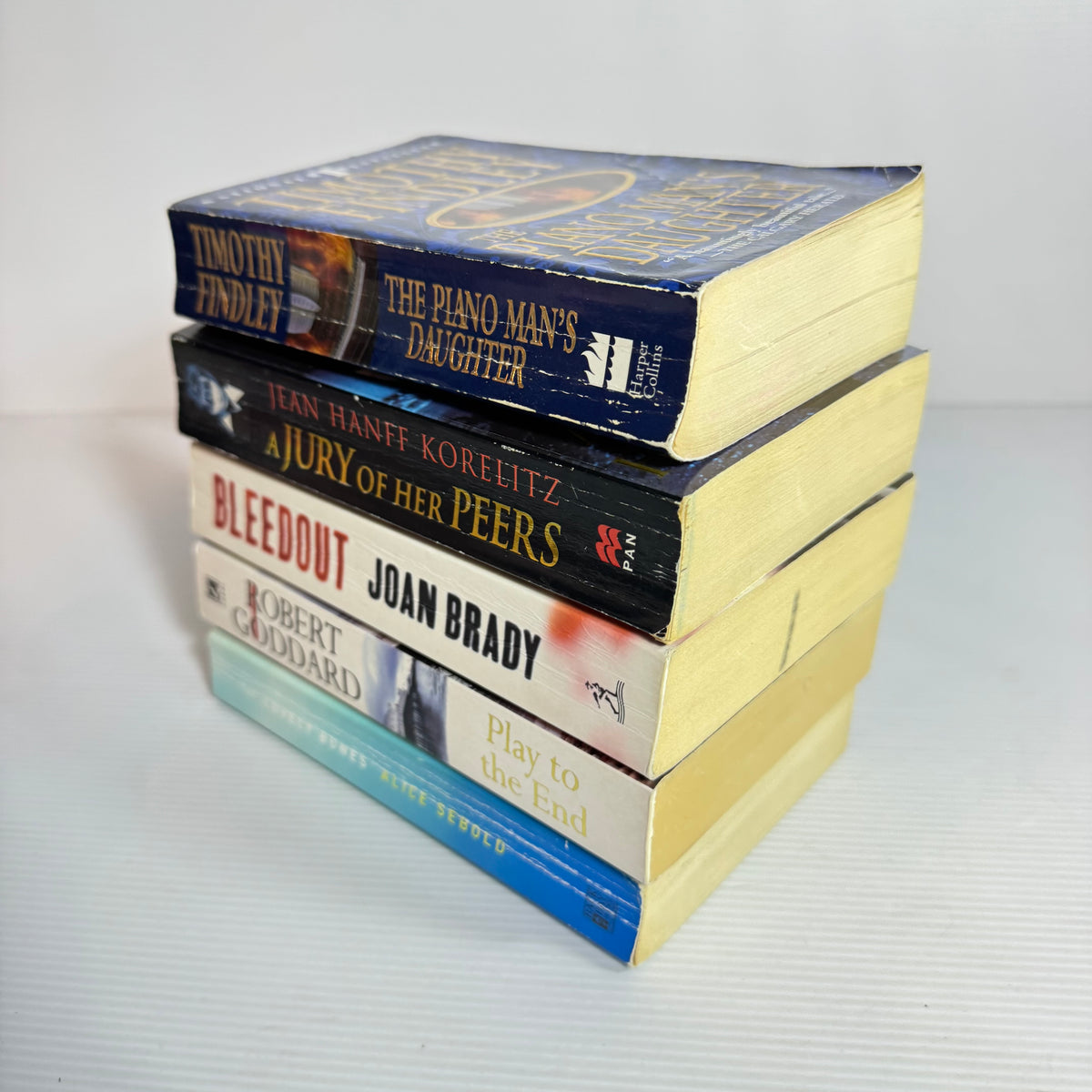 Crime Thriller Bundle x 5 : Bleedout - Joan Brady, A Jury of Her Peers - Jean Hanff Korelitz, The Piano Man's Daughter - Timothy Findley, Play to the End - Robert Goddard, The Lovely Bones - Alice Sebold (3451)