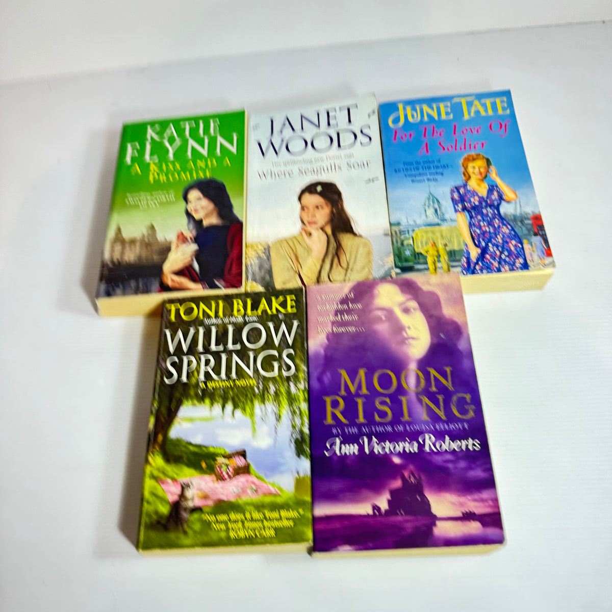 Historical Romance Bundle x 5 : Where Seagulls Soar - Janet Woods, A Kiss And A Promise - Katie Flynn, For The Love of A Solider - June Tate, Willow Springs - Toni Blake, Moon Rising - Ann Victoria Roberts(3412)