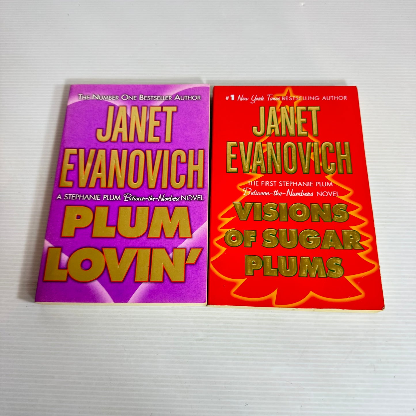 Janet Evanovich Book Bundle x 2 Books : Visions of Sugar Plums & Plum Lovin' (2537)