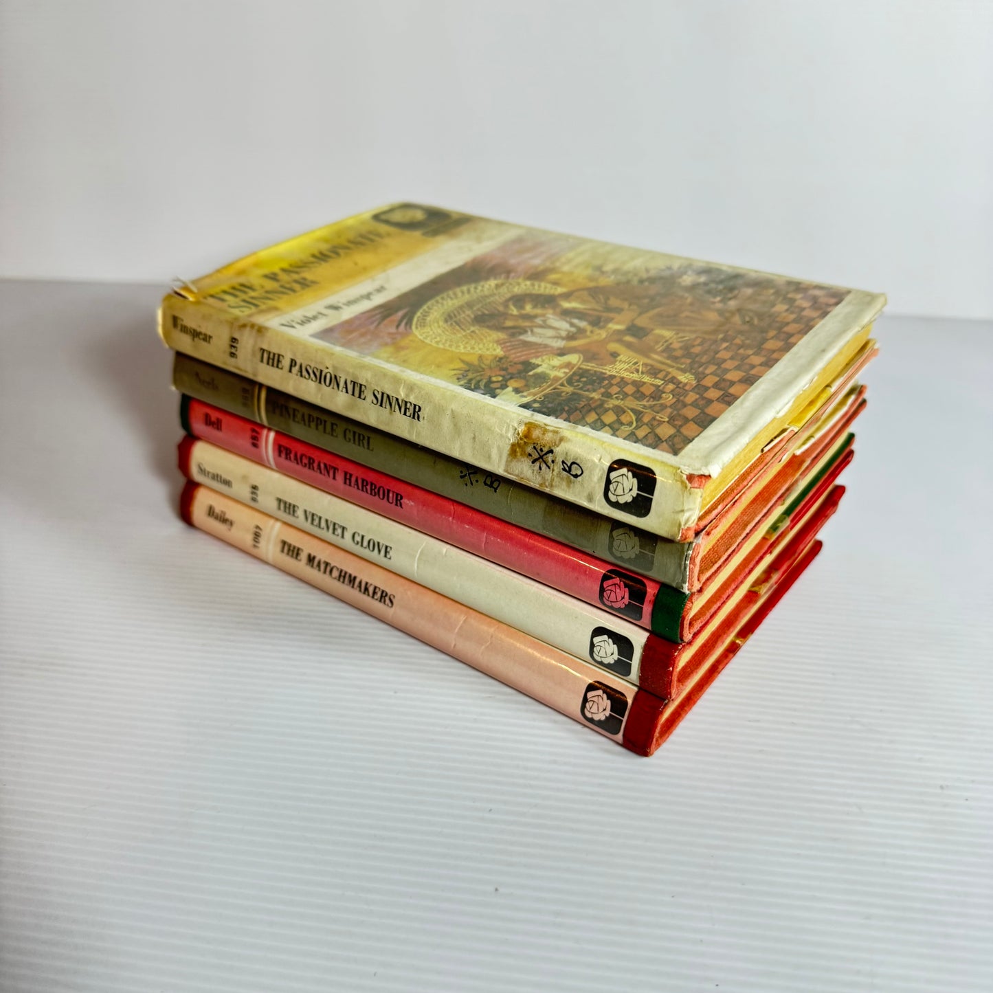 Mills & Boon Vintage Medium Hardcover Book Bundle x 5 Books (Vintage 1977) (3186)