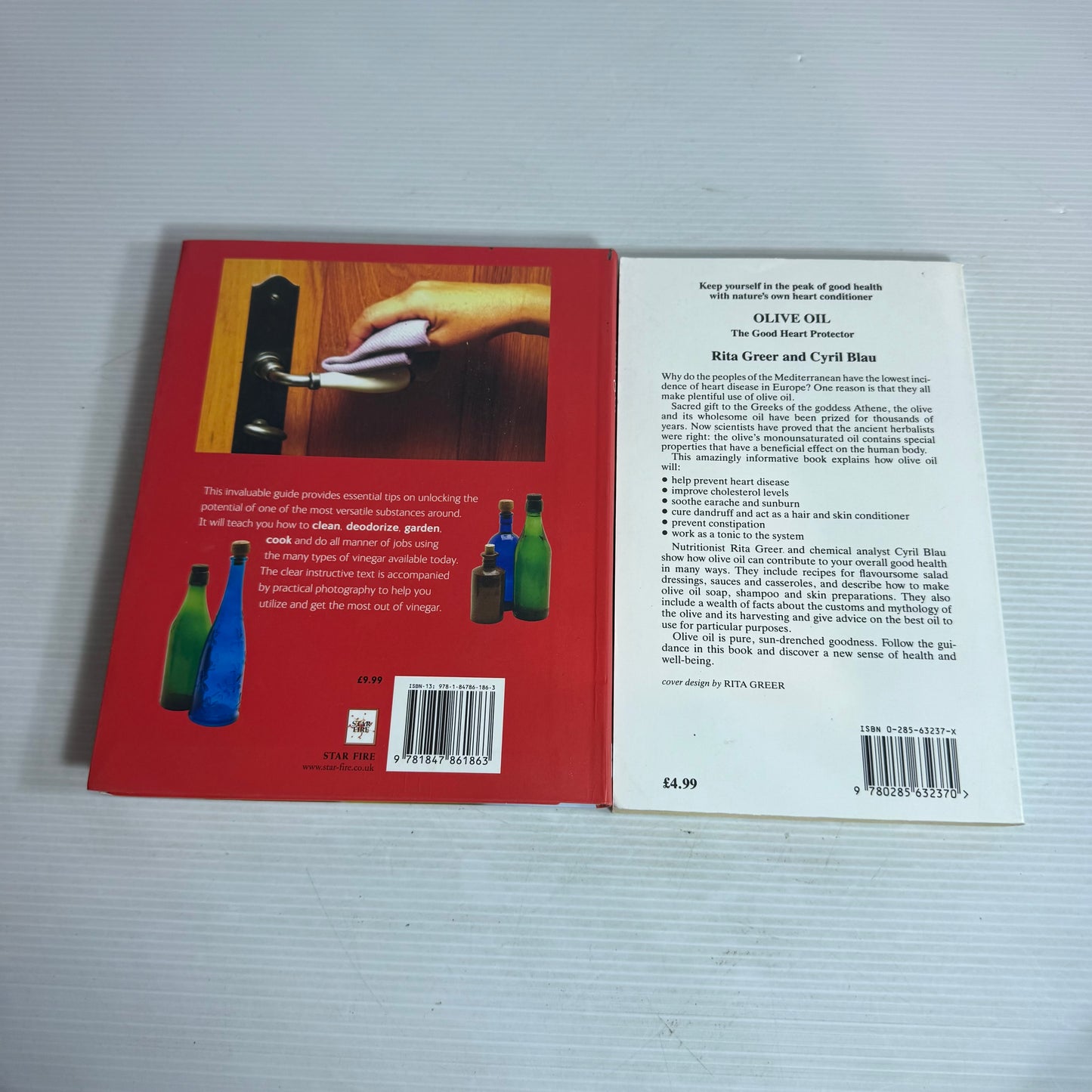 Olive Oil & Vinegar Book Bundle x 2 : Olive Oil : The Good Heart Protector - Rita Greer & Cyril Blau, Vinegar : All You Need for Everyday Use - Maria Costantino & Gina Sterr(2898)
