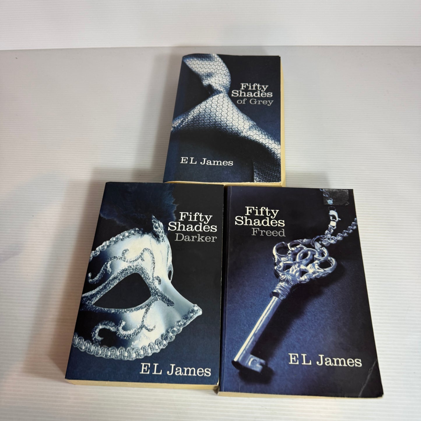 Fifty Shades of Grey Book Bundle x 3 Books : Fifty Shades of Grey, Darker & Freed (2511)