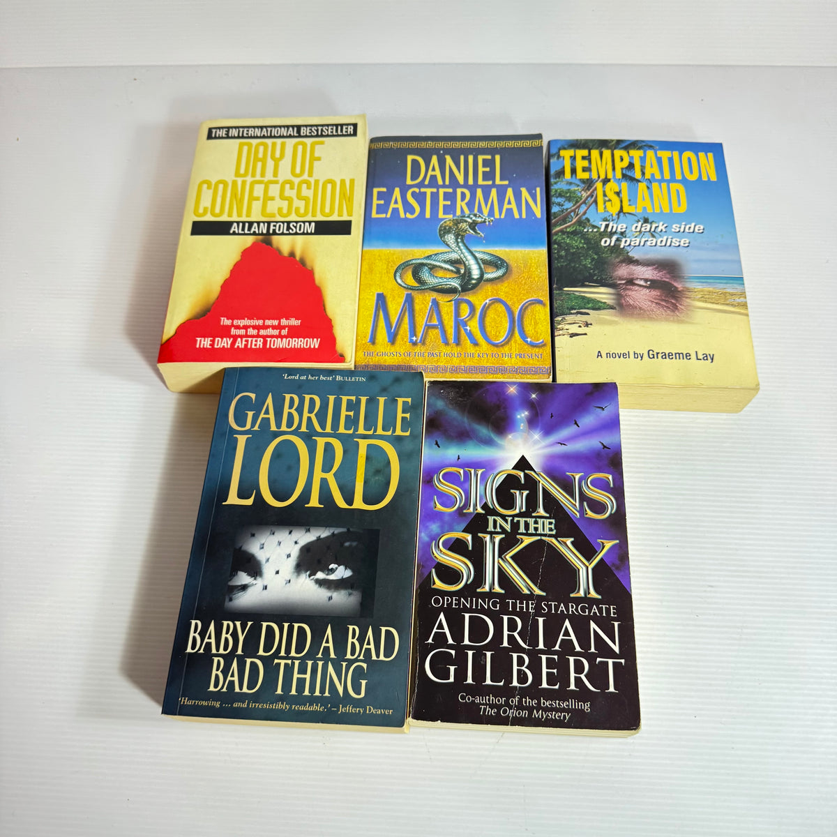 Suspense Thriller Bundle x 5 : Maroc - Daniel Easterman, Temptation Island - Graeme Lay, Day of Confession - Allan Folsom, Signs In the Sky - Adrian Gilbert, Baby Did A Bad Bad Thing - Gabrielle Lord(3389)