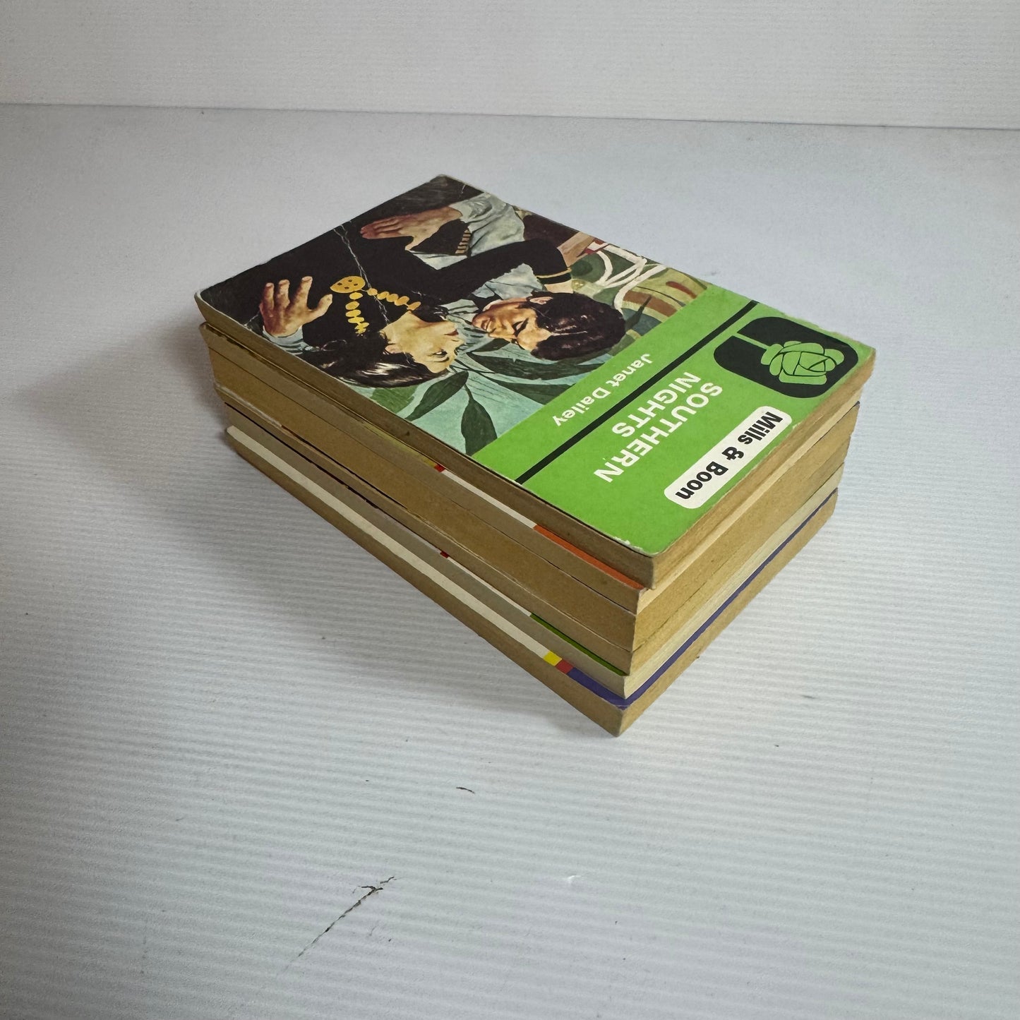 Mills & Boon Vintage Book Bundle x 6 Books (3293)