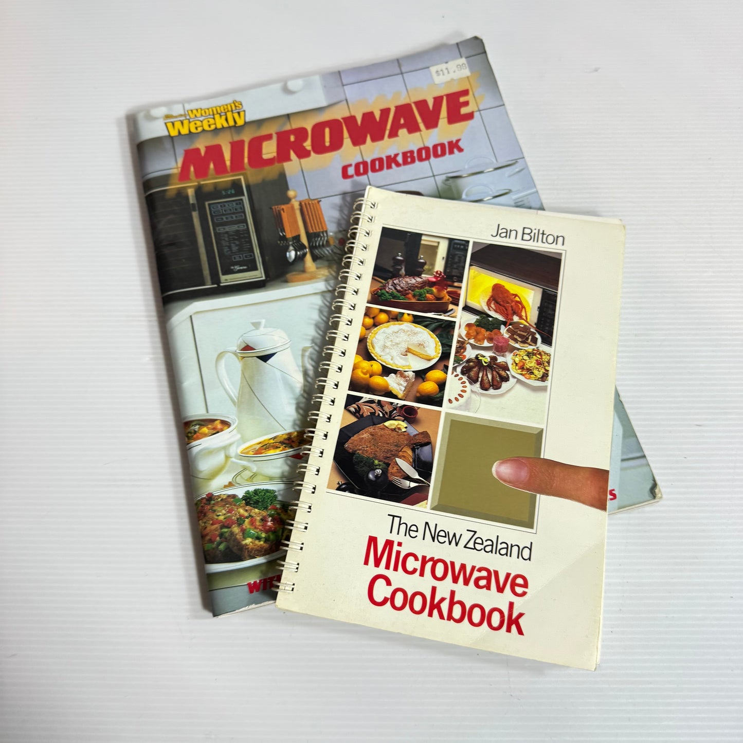 Microwave Cookbook Bundle x 2 : The New Zealand Microwave Cookbook - Jan Bilton & the Australian Women's Weekly Microwave Cookbook (Vintage 1980's)(3321)
