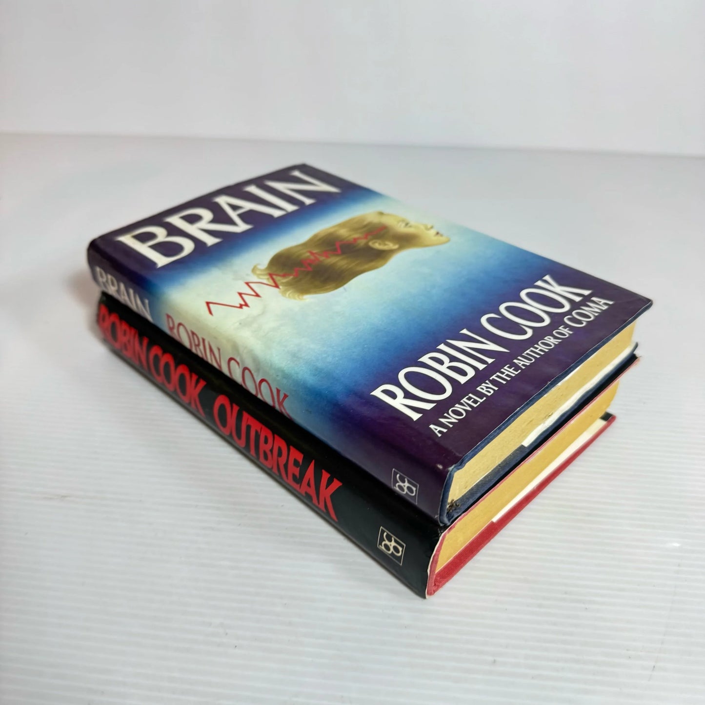 Robin Cook Book Bundle x 2 : Brain & Outbreak (Vintage 1980's) (2266)