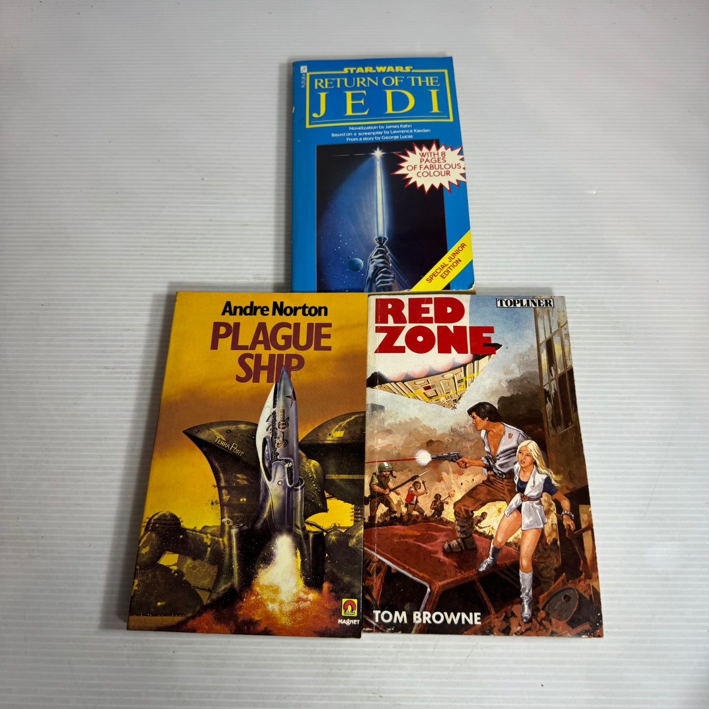 Science Fiction Book Bundle x 3 Books : Star Wars Return of the Jedi, Red Zone, & Plague Ship (2591)