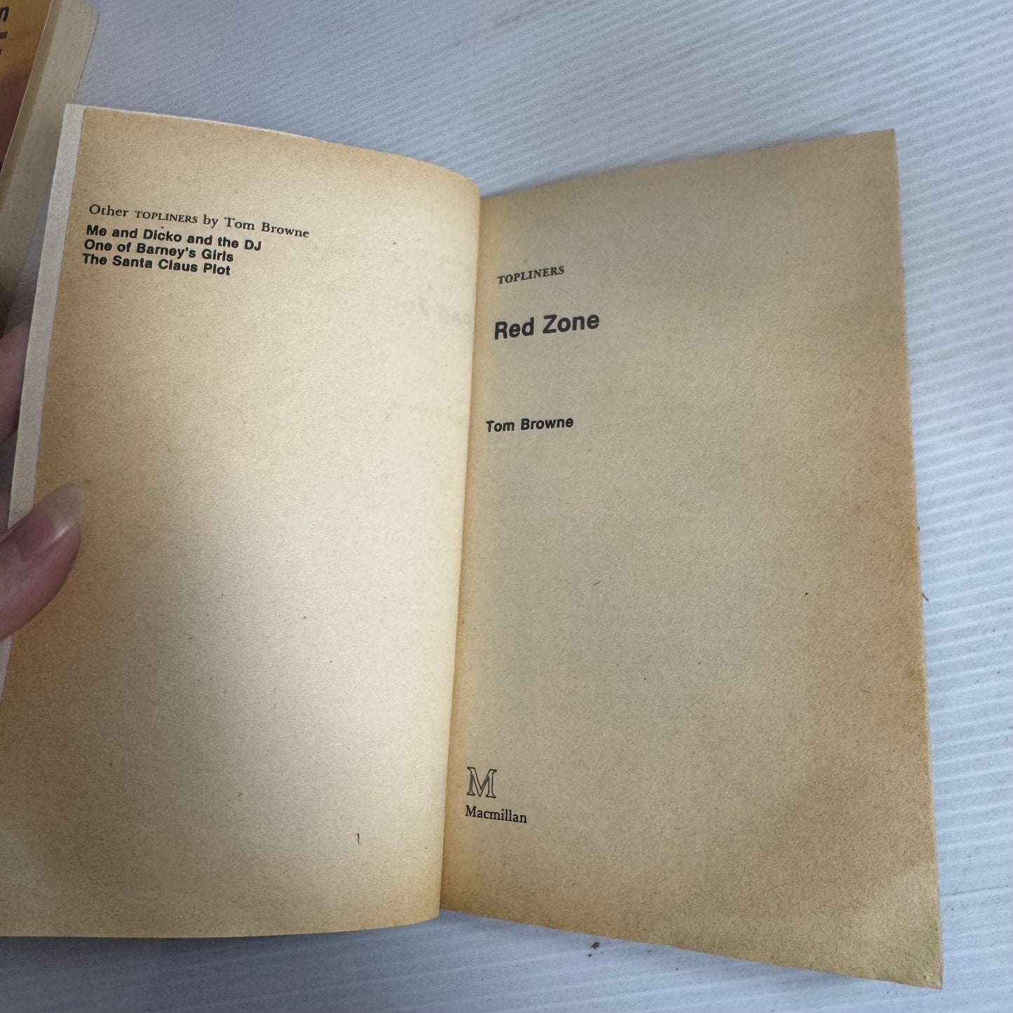 Science Fiction Book Bundle x 3 Books : Star Wars Return of the Jedi, Red Zone, & Plague Ship (2591)