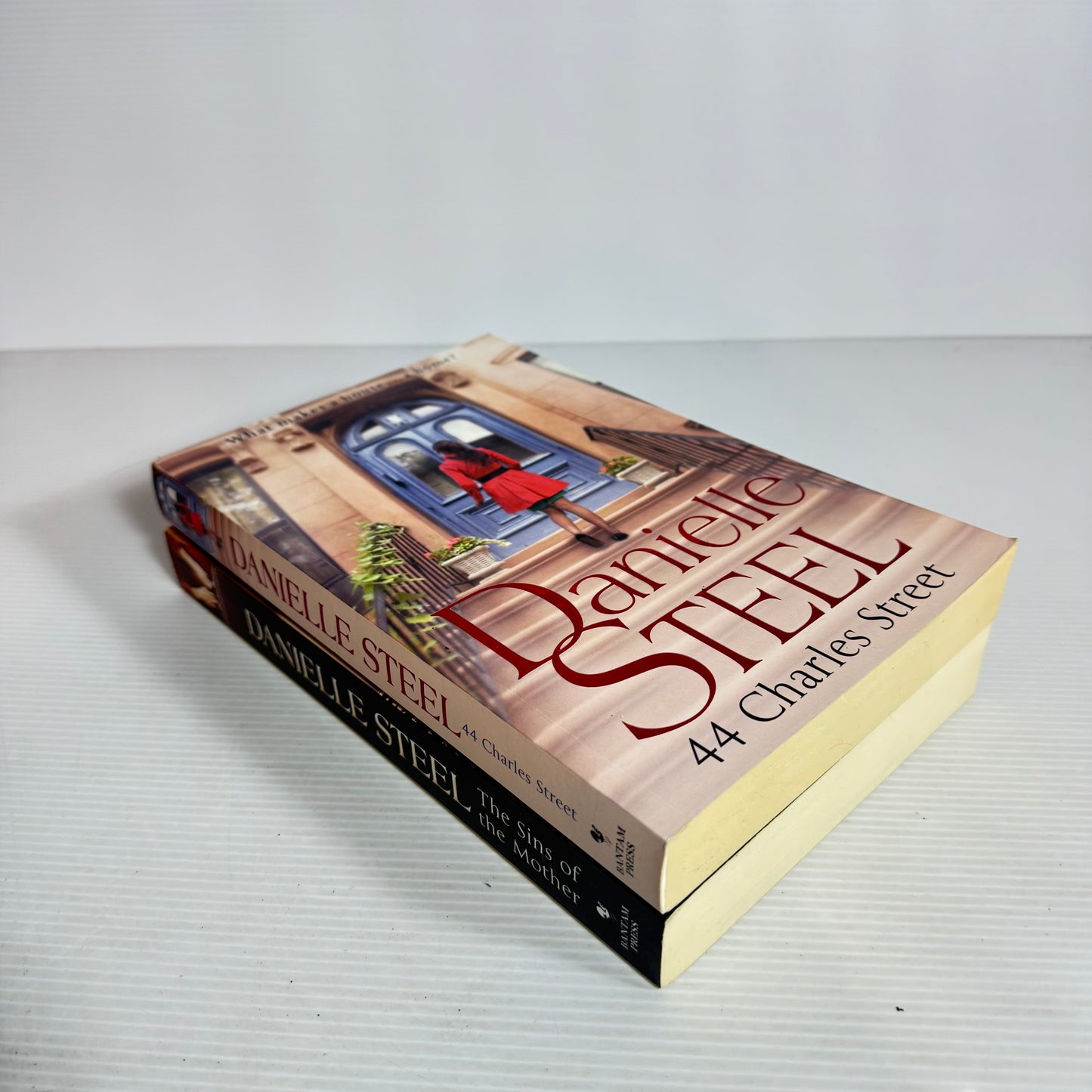 Danielle Steel Book Bundle x 2 Books : The Sins of the Mother & 44 Charles Street (2458)