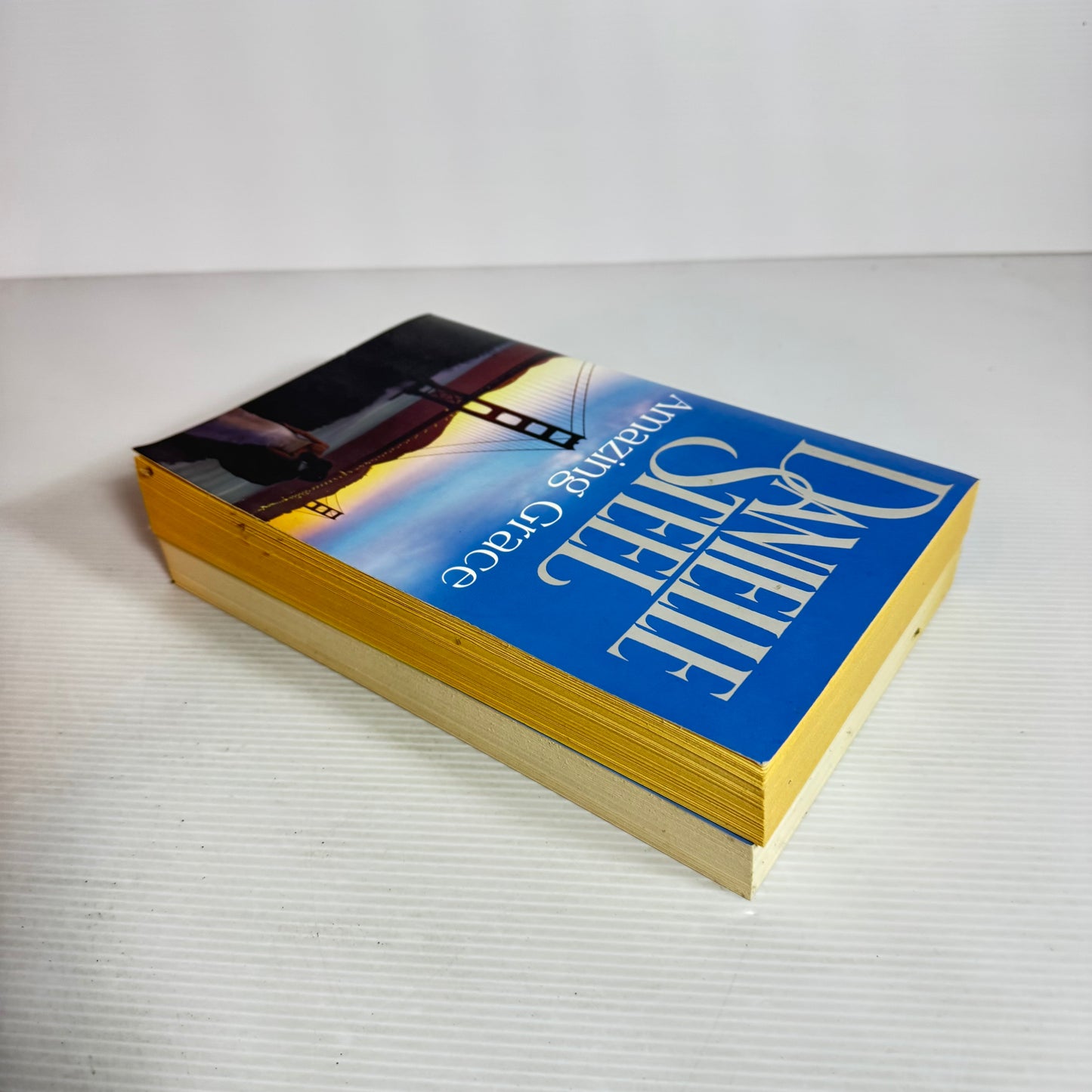 Danielle Steel Book Bundle x 2 Books : Bungalow 2 & Amazing Grace (2459)