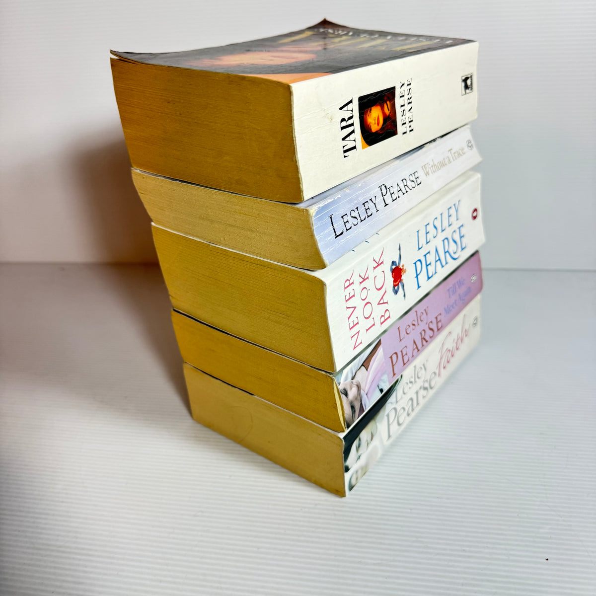 Lesley Pearse Book Bundle x 5 : Without A Trace, Till We Meet Again, Never Look Back, Faith, Tara (3379)