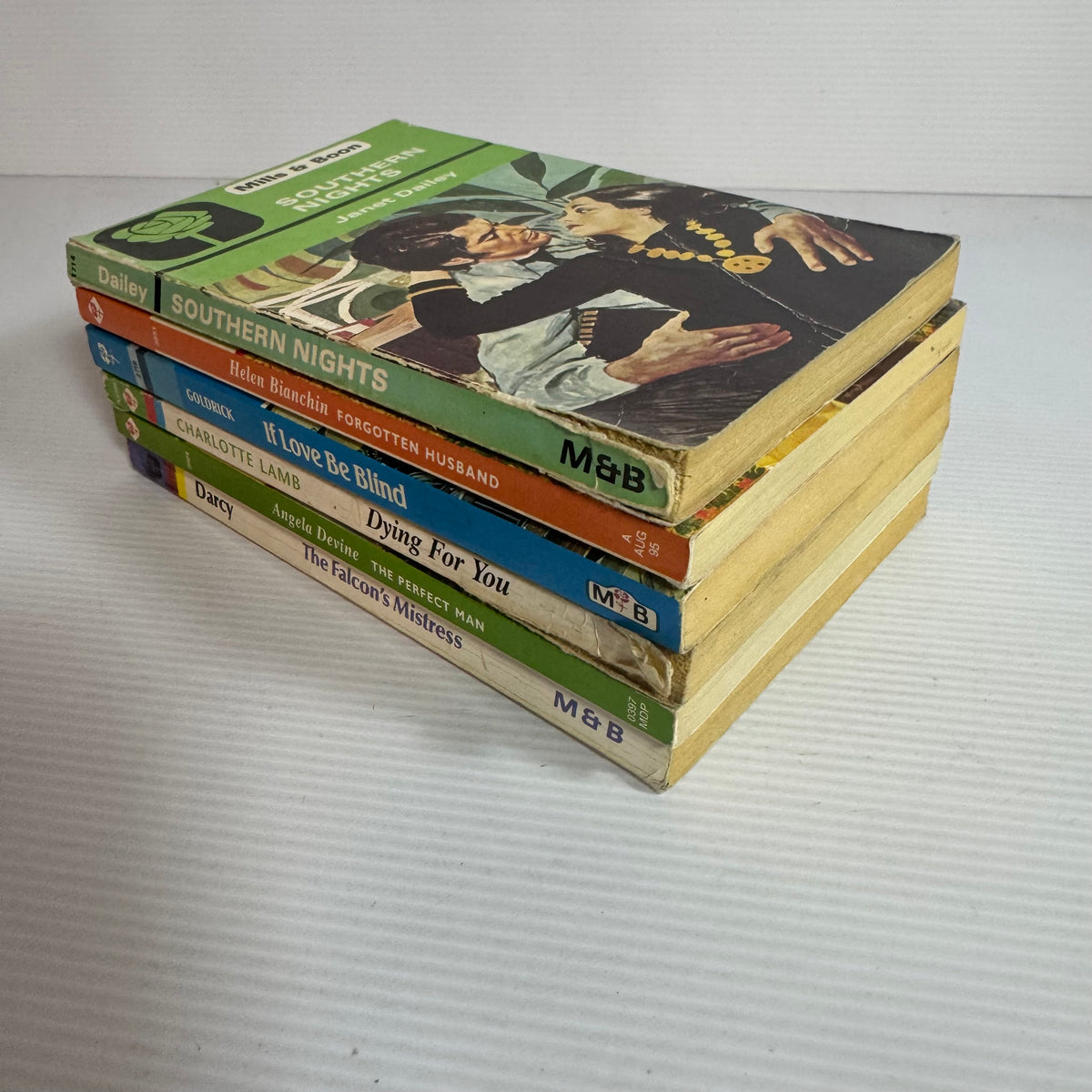 Mills & Boon Vintage Book Bundle x 6 Books (3293)