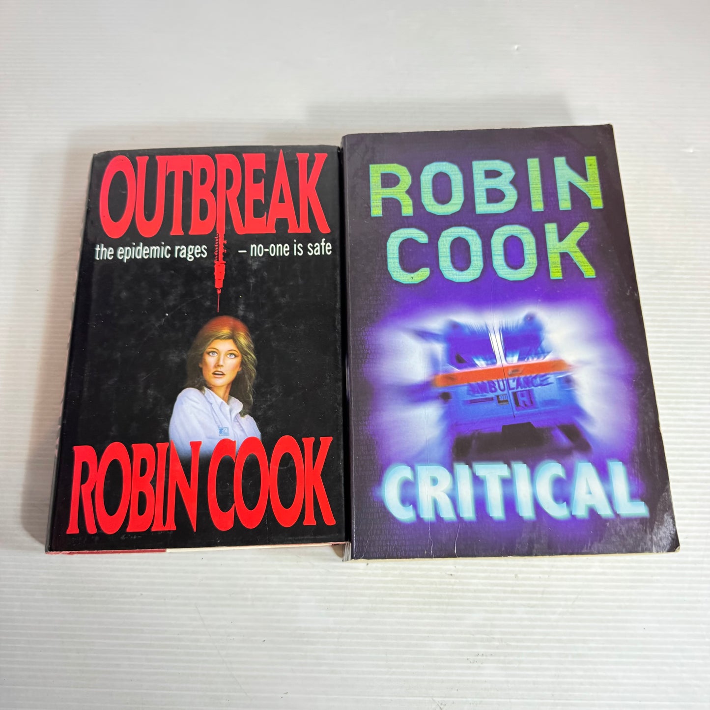 Robin Cook Vintage Book Bundle x 2 : Outbreak & Critical (2964)