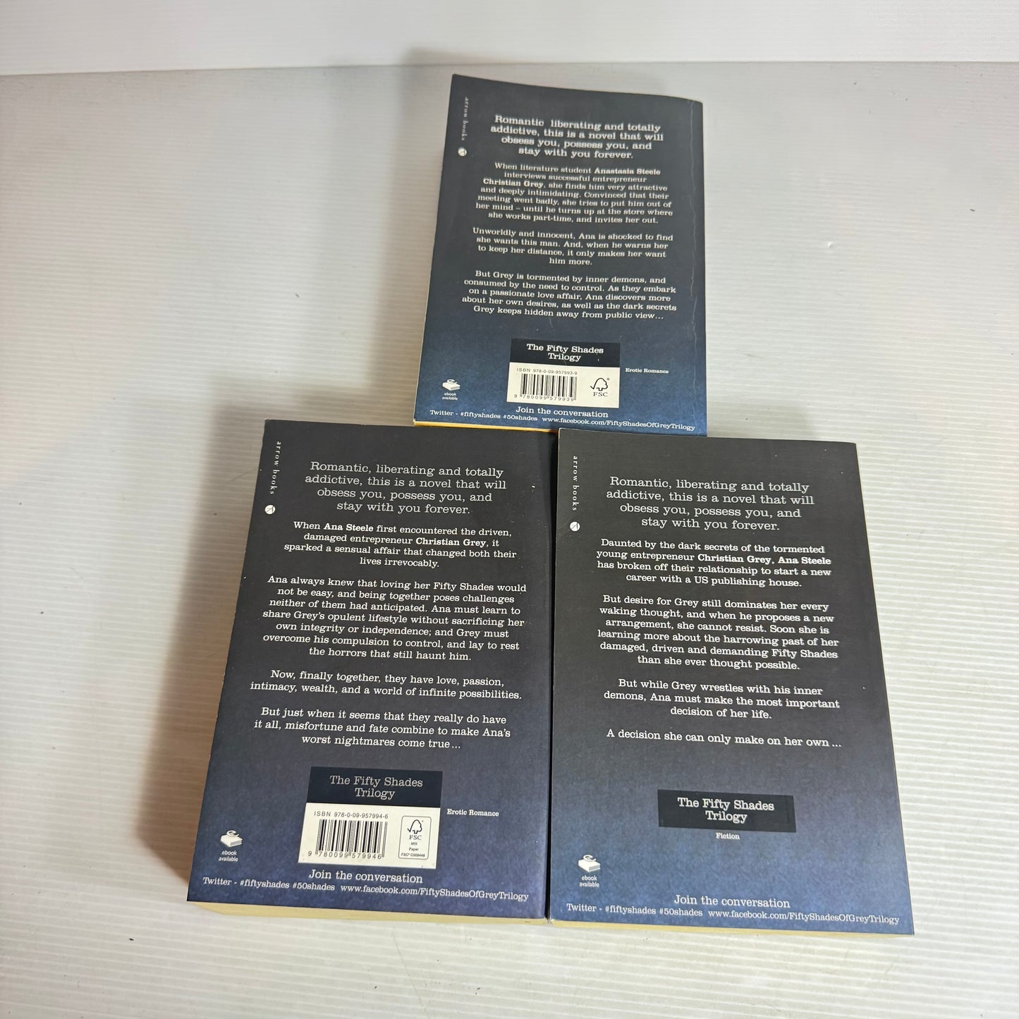 Fifty Shades of Grey Book Bundle x 3 : Fifty Shades of Grey, Darker, Freed - E L James (2993)