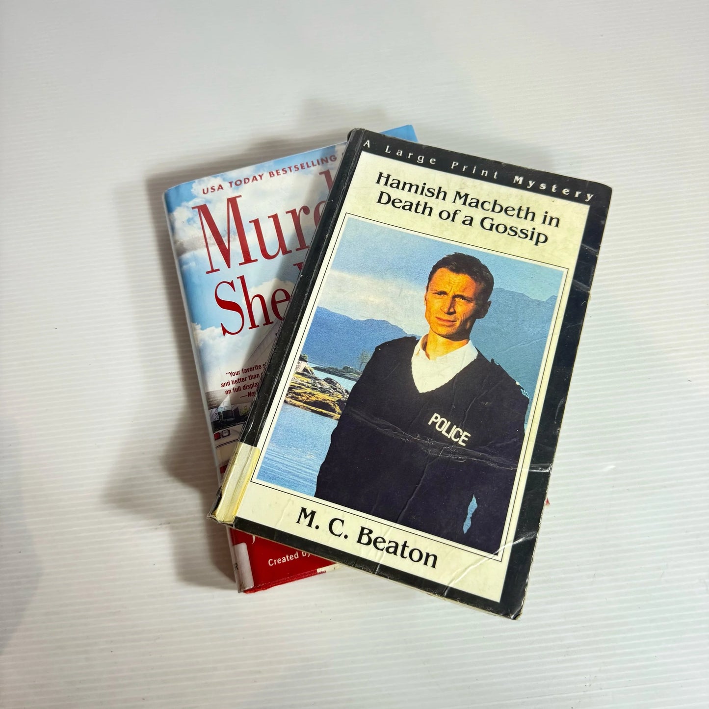 TV Crime Mystery Hardback Book Bundle x 2 : Hamish Macbeth in Death of a Gossip &  Murder, She Wrote : Murder In Red (2261)