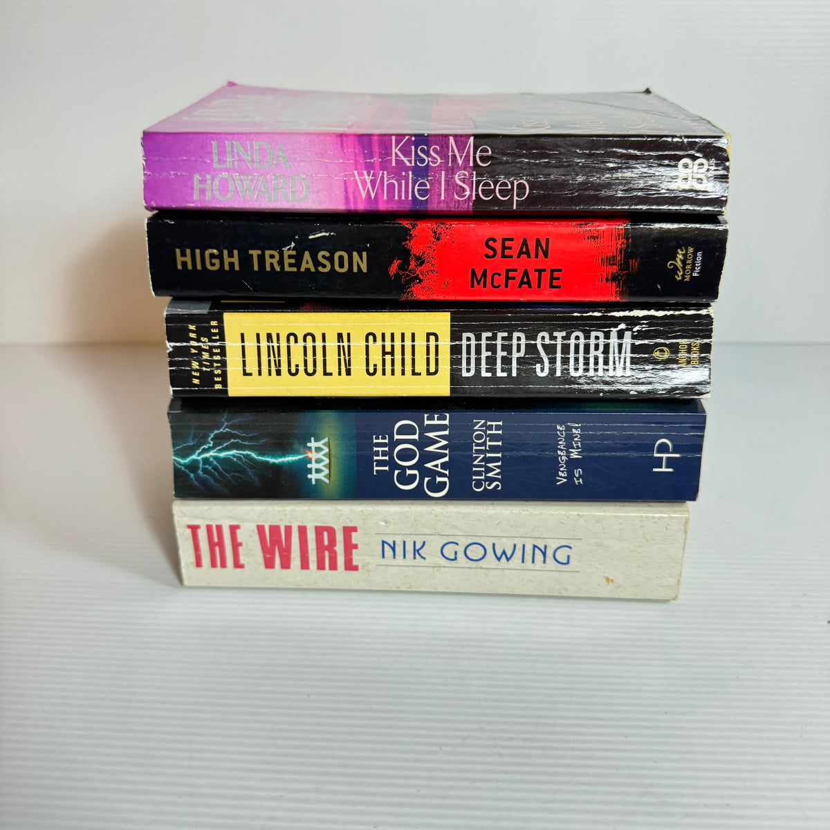 Crime Thriller Bundle x 5 : Kiss Me While I Sleep - Linda Howard, Deep Storm - Lincoln Child, The God Game - Clinton Smith, The Wire - Nik Gowing, High Treason - Sean McFate (3384)