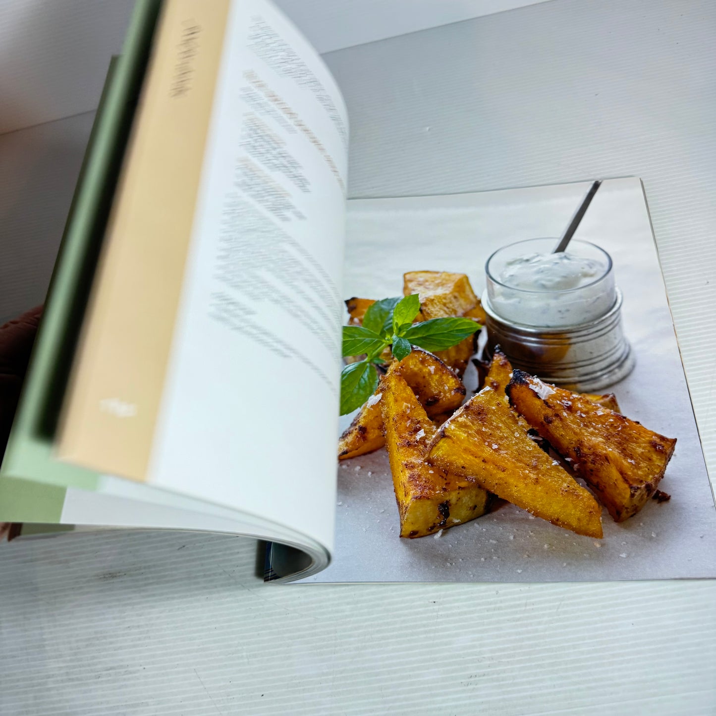 New Zealand Cookbook Bundle x 3 : Everyday Epicurean - Catherine Bell, Combined - St Margaret's College & Christ's College, Taste Favourites - Allyson Grofton, Jennifer Yee, Laurie Black, Tracey Sunderland (2943)