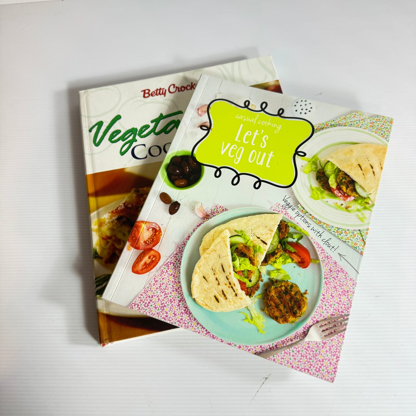 Vegetarian Cookbook Bundle x 2 : Casual Cooking : Let's Veg Out -Love Food & Betty Crocker's Vegetarian Cooking (3231)