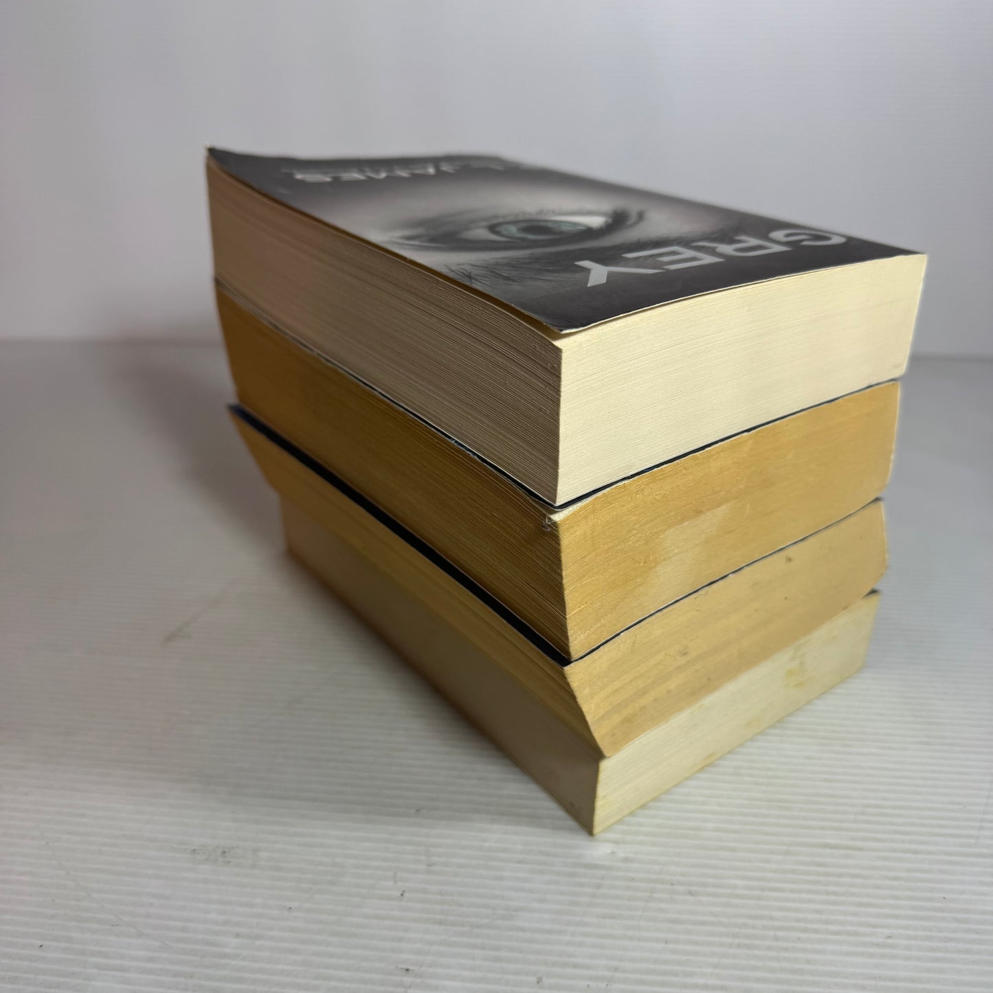 Fifty Shades of Grey Book Bundle by EL James x 4 Books : Fifty Shades of Grey, Darker, Freed, &amp; Grey(2892)
