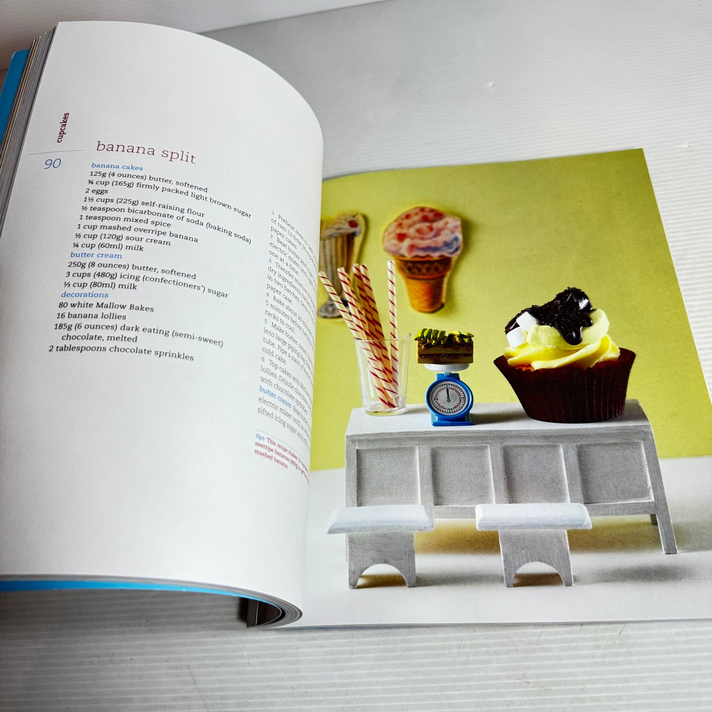 Children's Party Cakes Book Bundle x 2 : Kiwiana Party Cakes - Rob Burns & The Australian Women's Weekly Kid's Cake Favourites (2753)