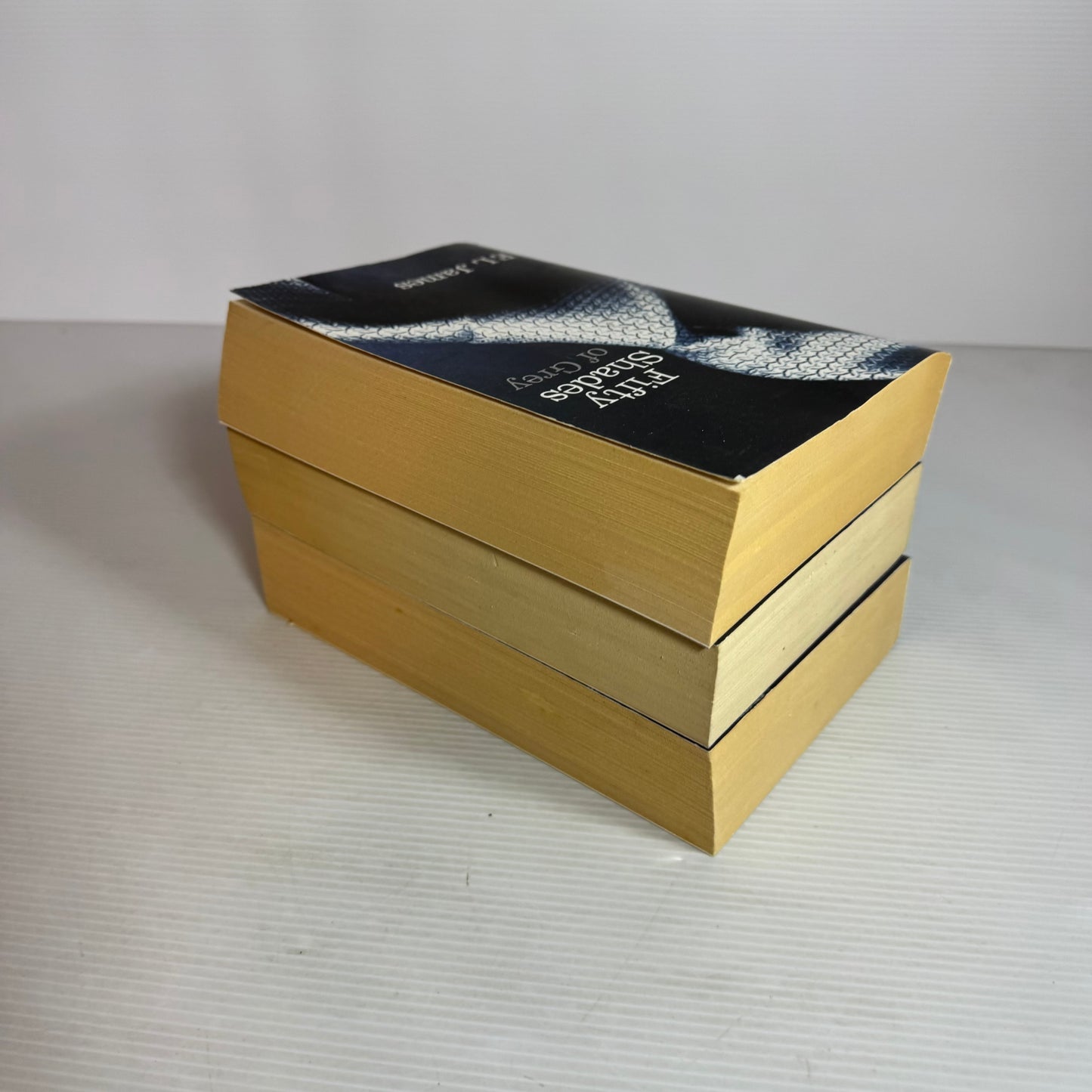 Fifty Shades of Grey Book Bundle x 3 Books : Fifty Shades of Grey, Darker & Freed (2511)