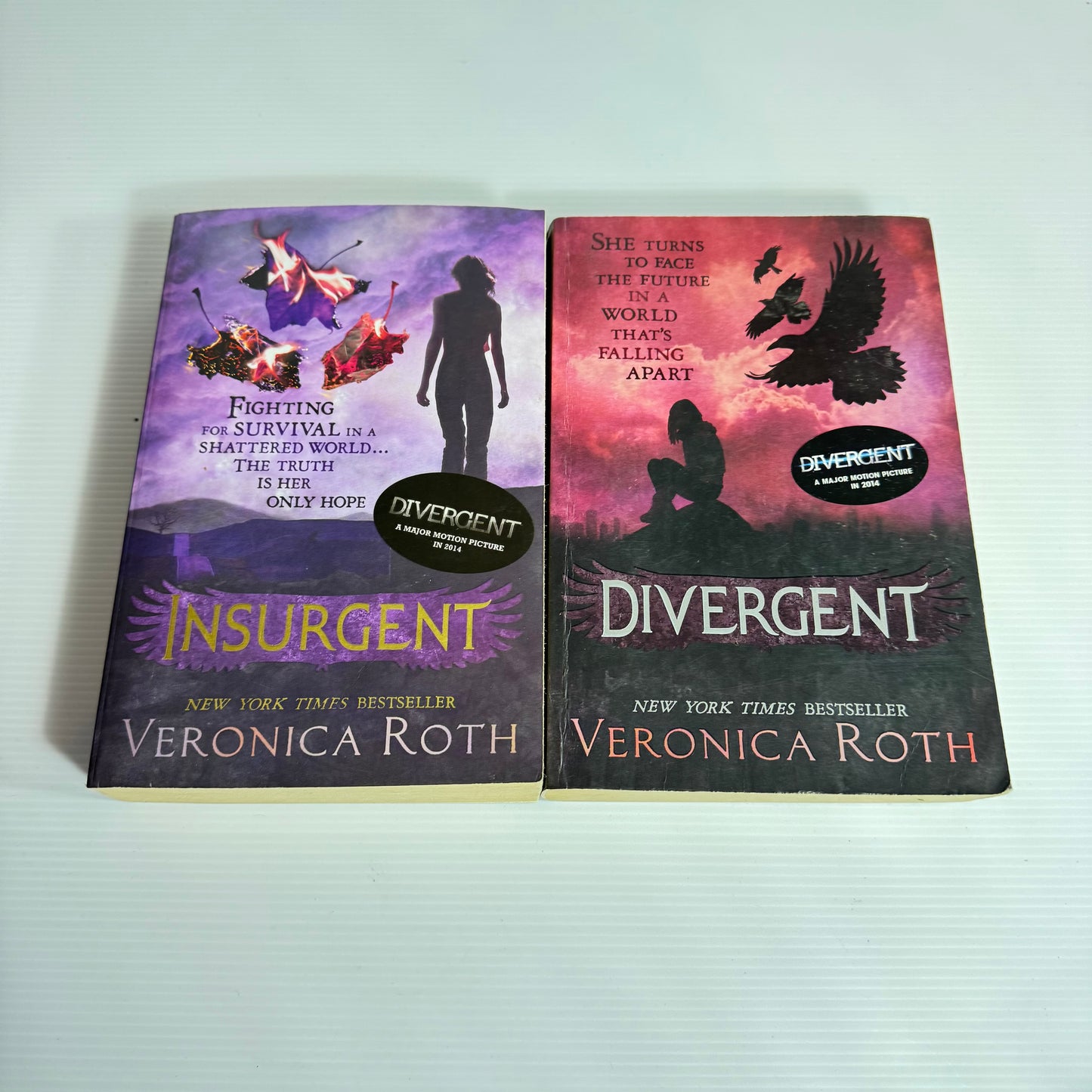 Veronica Roth Divergent Book Bundle x 2 : Divergent & Insurgent (3083)