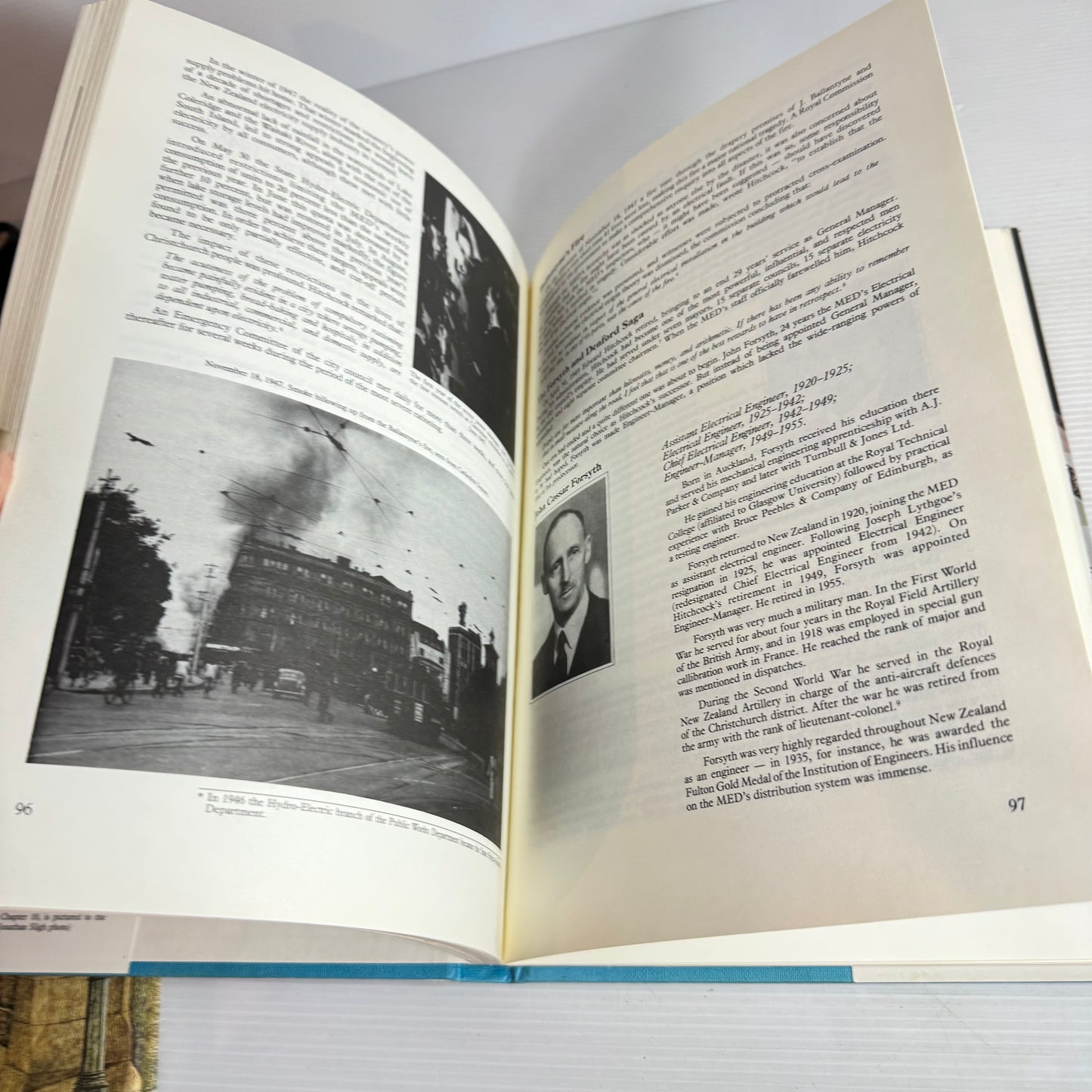 Christchurch City Book Bundle x 2 Books : Buildings &amp; Bridges of Christchurch New Zealand (Vintage 1981 First Edition) - Gwenda Turner &amp; Christchurch : A City of Light - Mark Alexander (Vintage 1990)(2811)