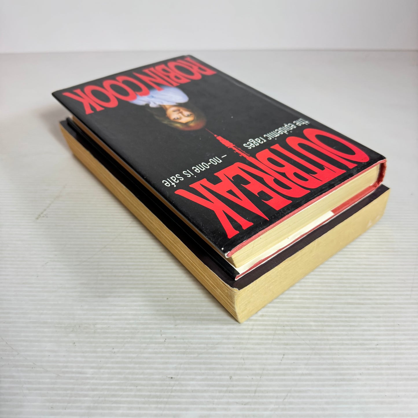 Robin Cook Vintage Book Bundle x 2 : Outbreak & Critical (2964)
