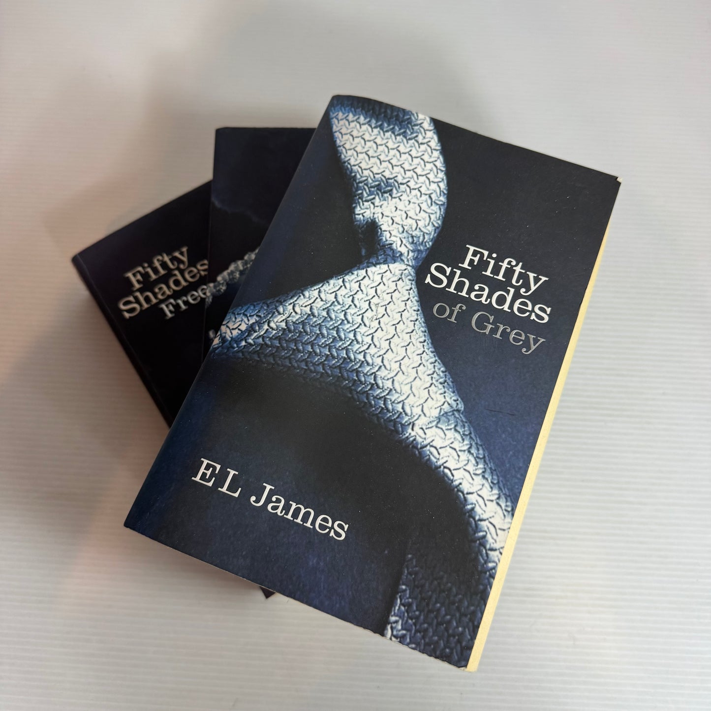 Fifty Shades of Grey Book Bundle x 3 Books : Fifty Shades of Grey, Darker & Freed (2511)