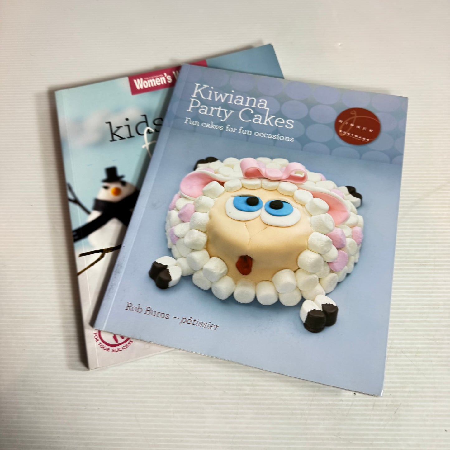 Children's Party Cakes Book Bundle x 2 : Kiwiana Party Cakes - Rob Burns & The Australian Women's Weekly Kid's Cake Favourites (2753)