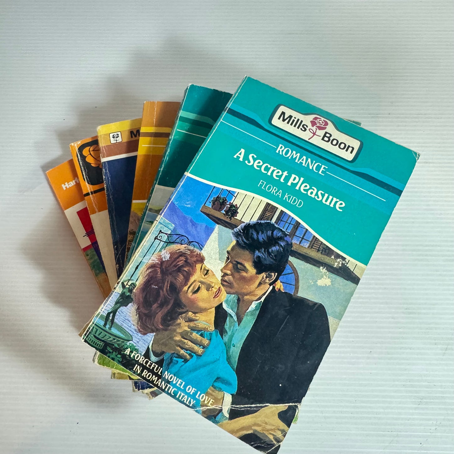 Mills & Boon Vintage Romance Book Bundle x 6 Books (2404)