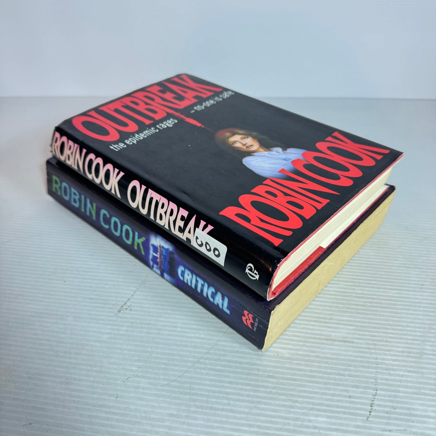 Robin Cook Vintage Book Bundle x 2 : Outbreak & Critical (2964)