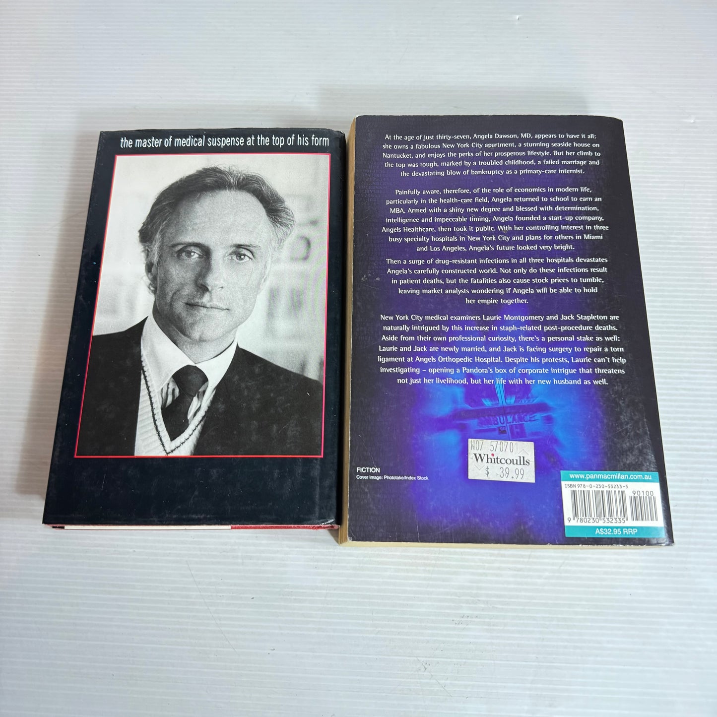 Robin Cook Vintage Book Bundle x 2 : Outbreak & Critical (2964)