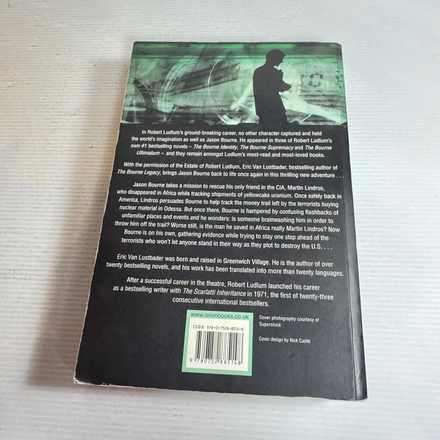 Robert Ludlum's The Bourne Betrayal - Eric Van Lustbader