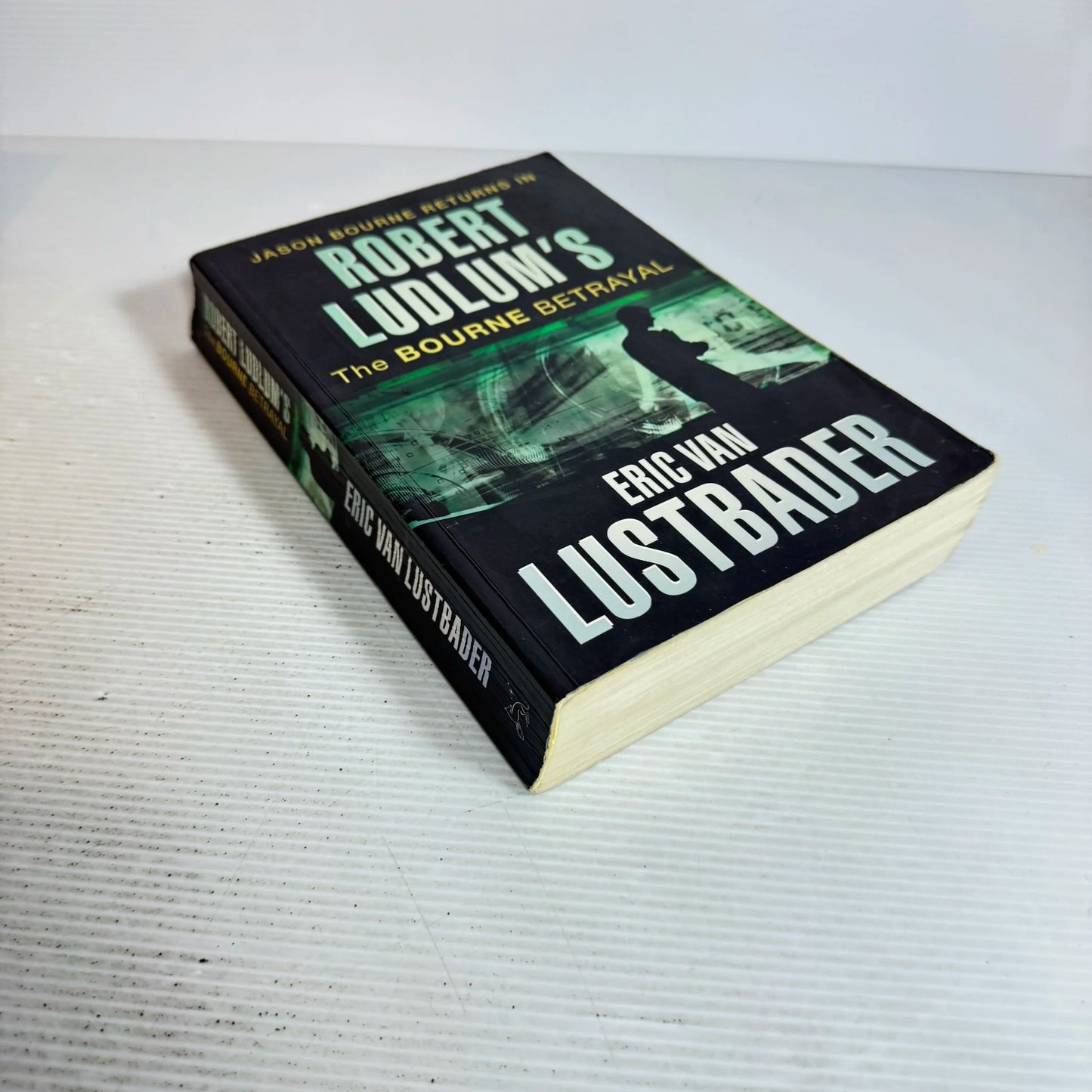 Robert Ludlum's The Bourne Betrayal - Eric Van Lustbader