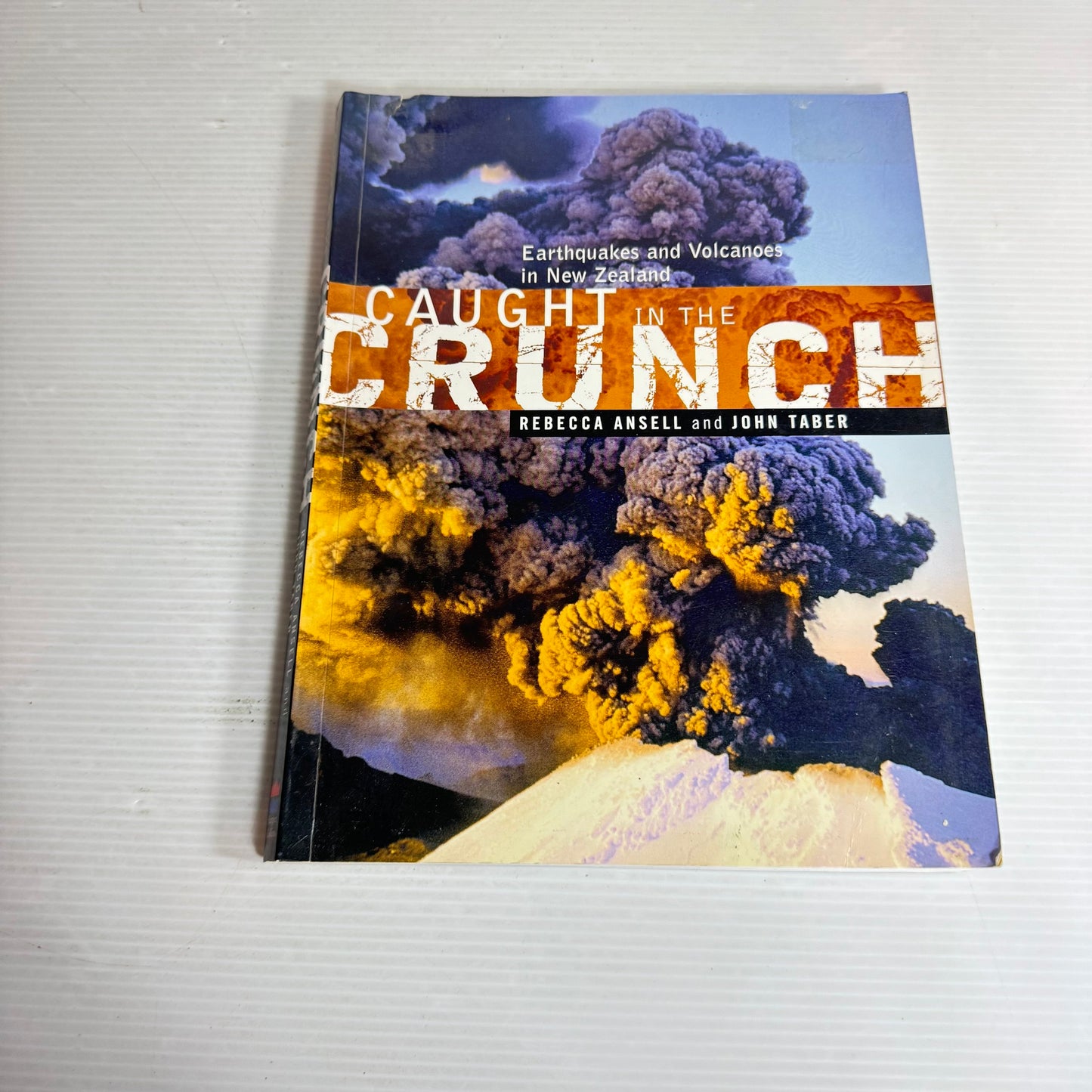Caught In the Crunch : Earthquakes and Volcanoes in New Zealand - Rebecca Ansell & John Taber