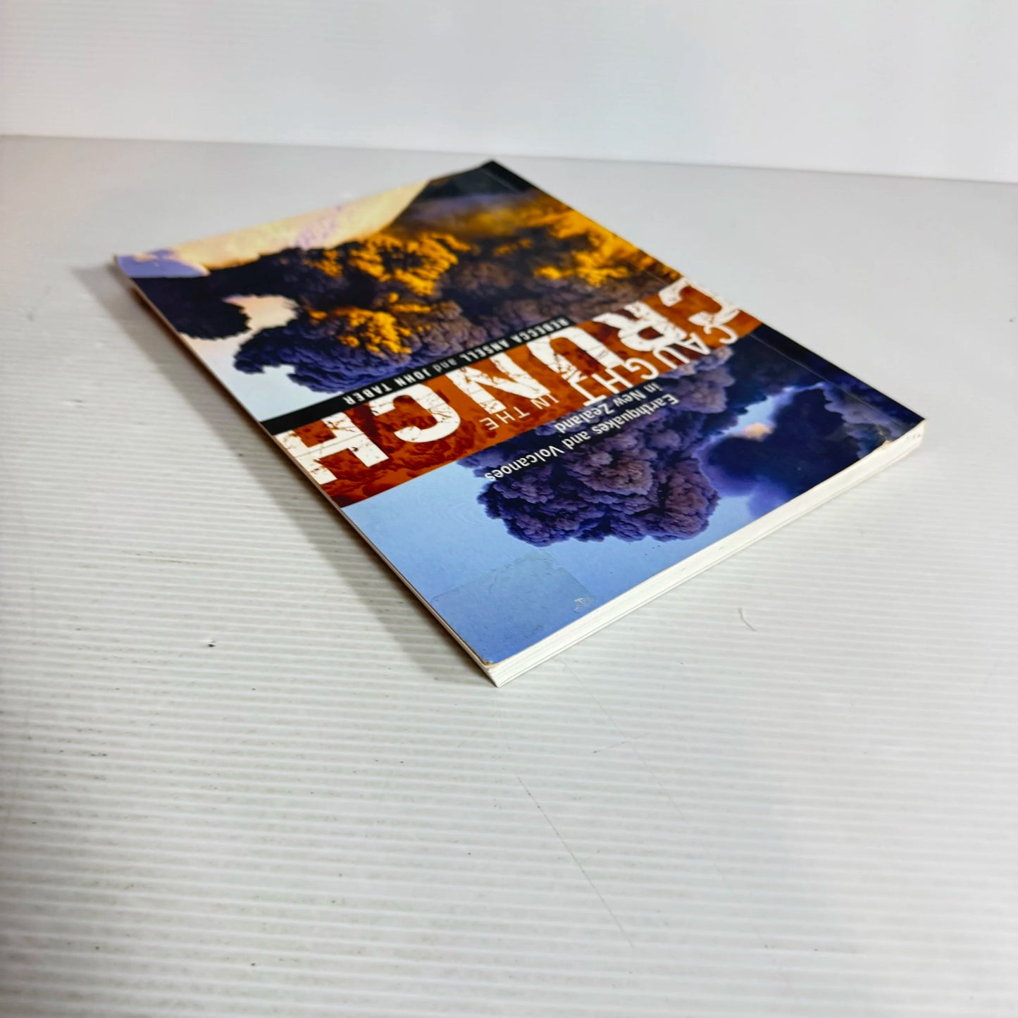 Caught In the Crunch : Earthquakes and Volcanoes in New Zealand - Rebecca Ansell & John Taber