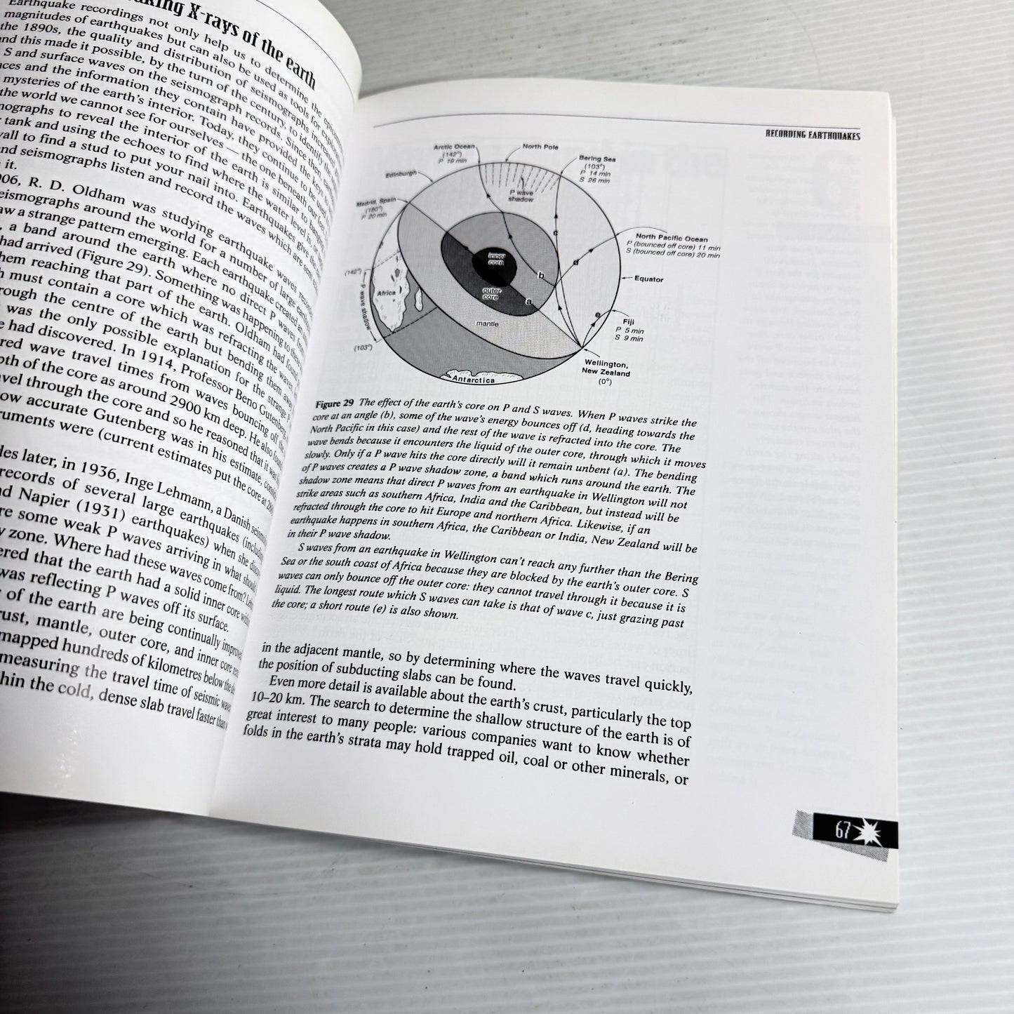 Caught In the Crunch : Earthquakes and Volcanoes in New Zealand - Rebecca Ansell & John Taber