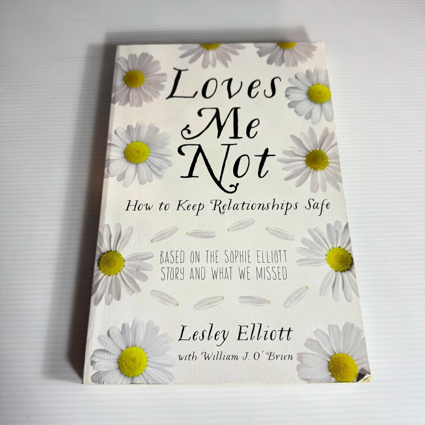 Loves Me Not: How To Keep relationships Safe - Lesley Elliott And  William J. O'Brien
